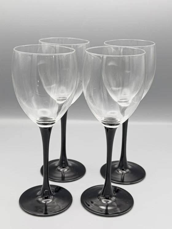 Set of 4 Luminarc wine glasses with black stem