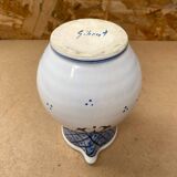 Ancien pichet en céramique blanche et bleue
