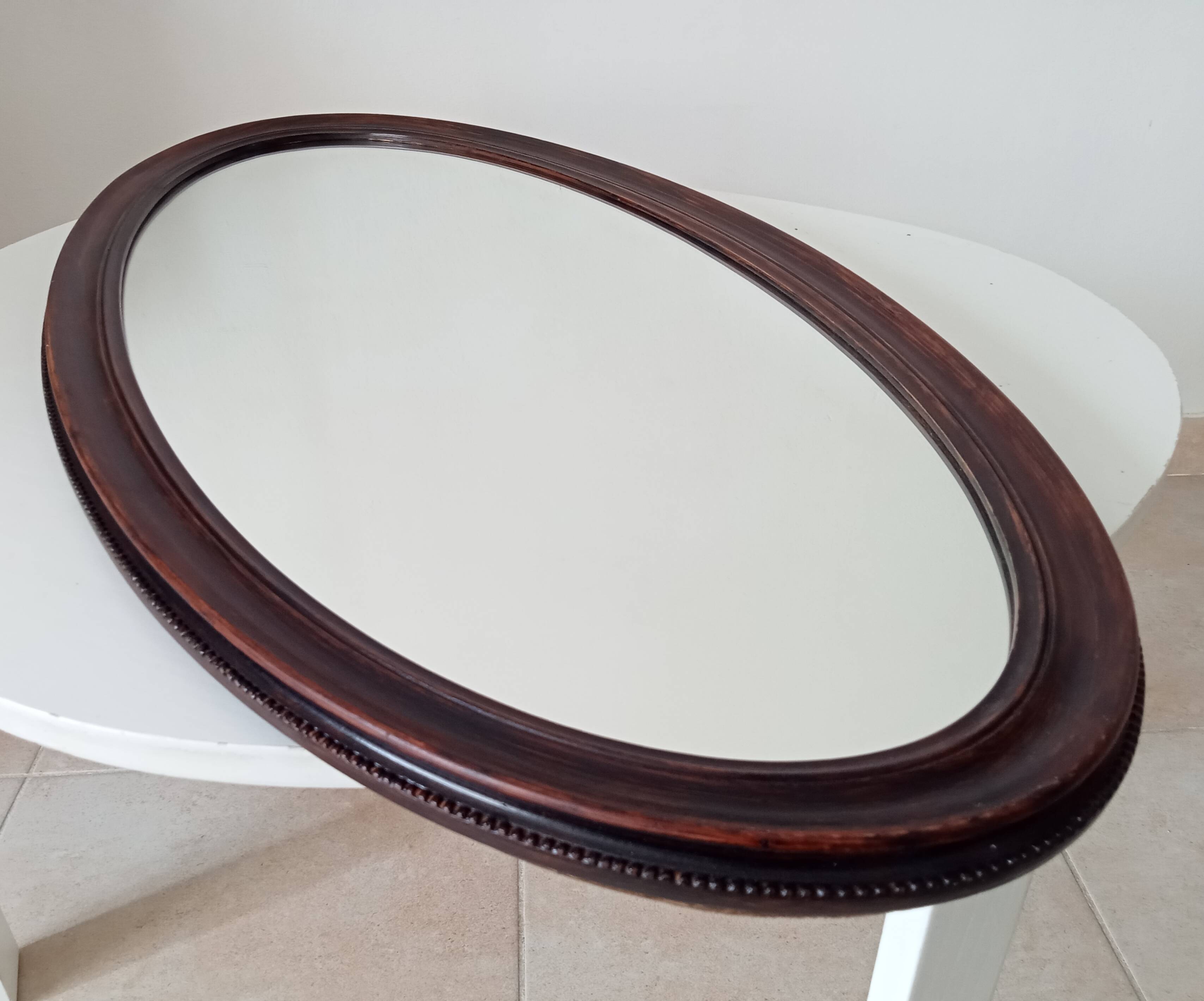 Oval antique mirror in solid wood from the 1960s.