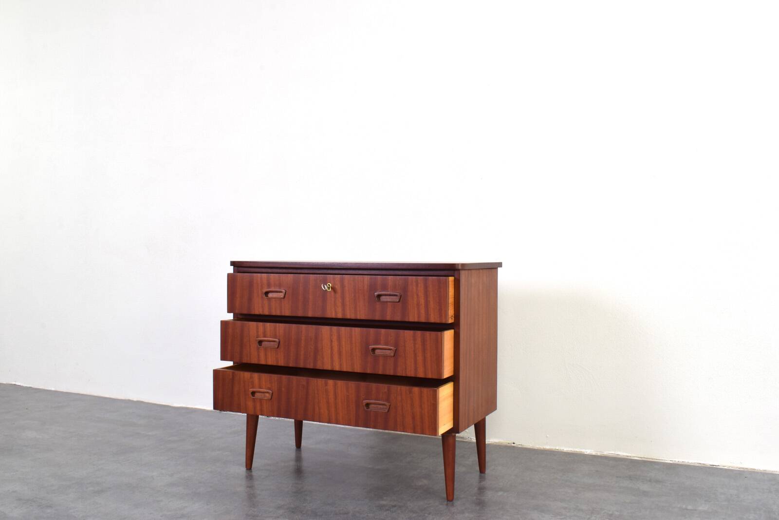 Commode danoise en teck du milieu du siècle, années 1960.