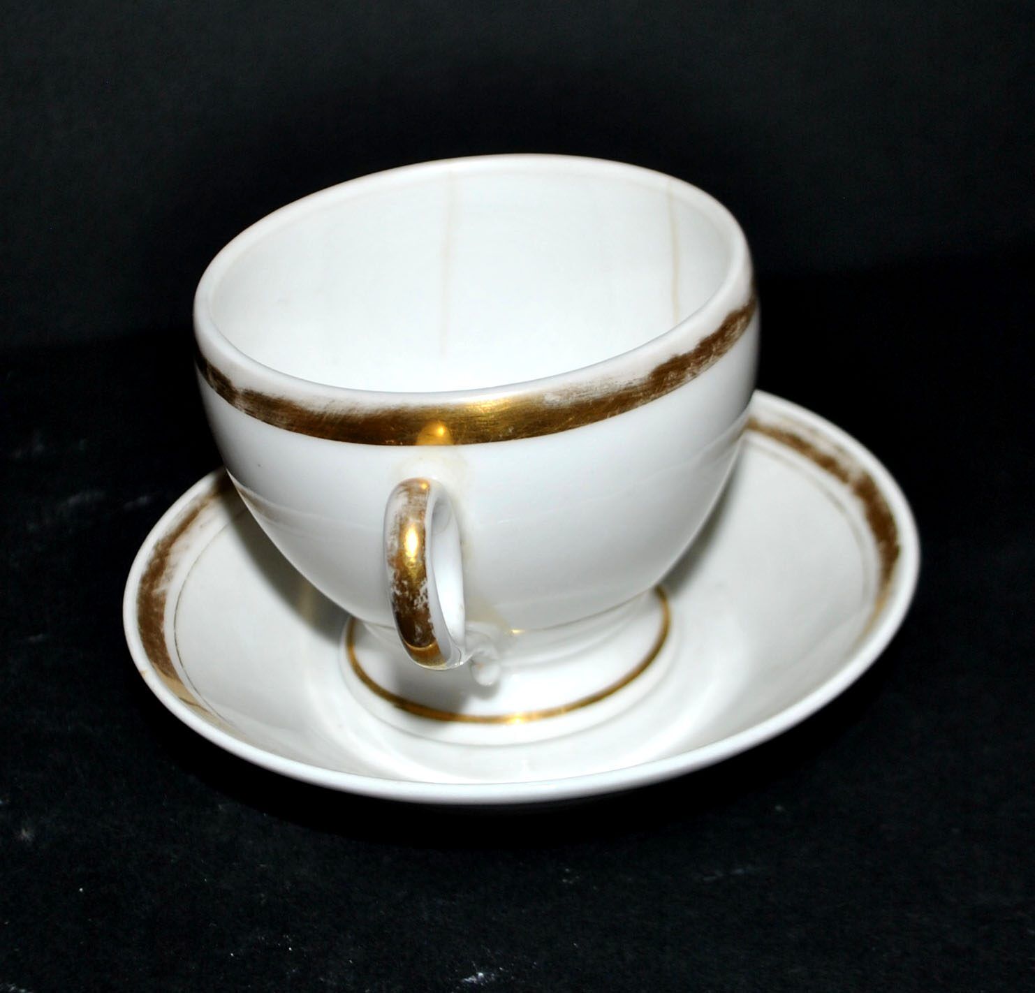 Paris porcelain – Antique round cup in soft porcelain with gold trim.