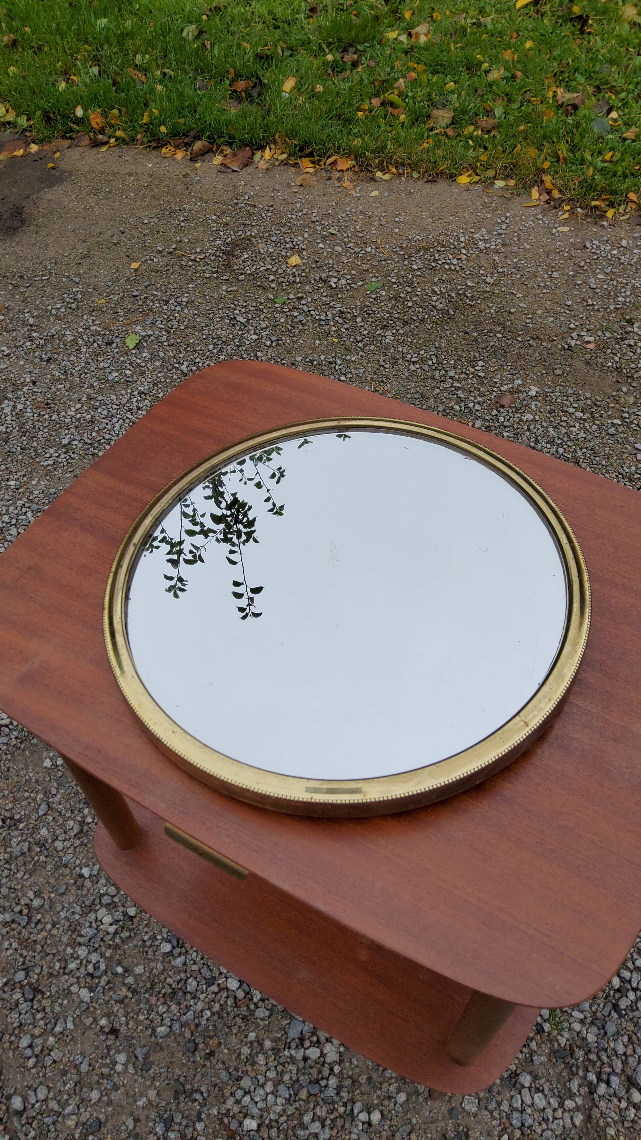 Round mirror of the 50s in gold metal 33cm in diameter