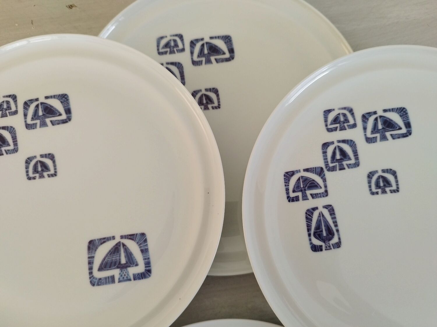 Flat plates in Paris porcelain decor Lima