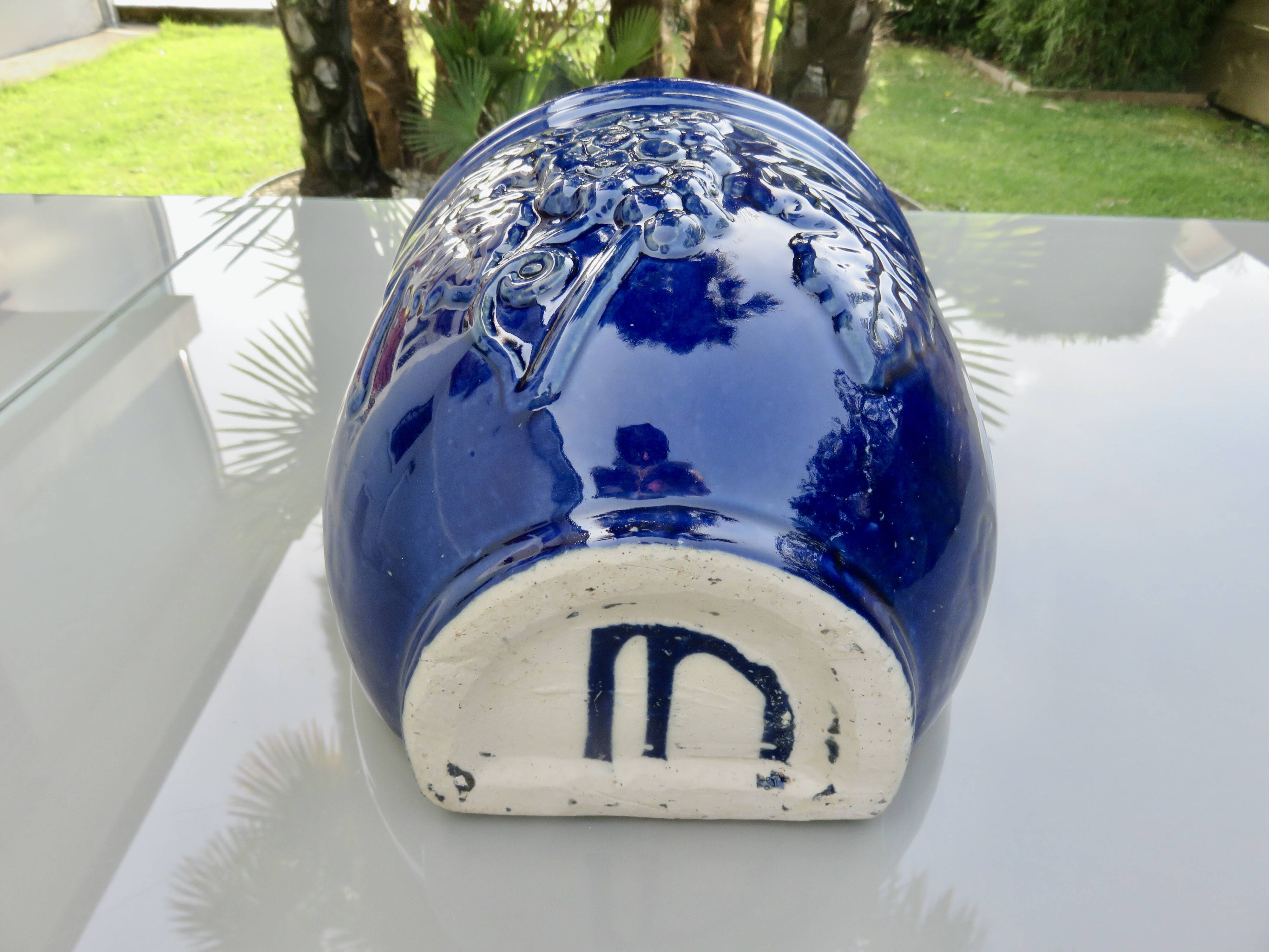 Potiche murale en terre cuite vernissée bleue à décor de raisin, années 70