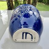 Potiche murale en terre cuite vernissée bleue à décor de raisin, années 70