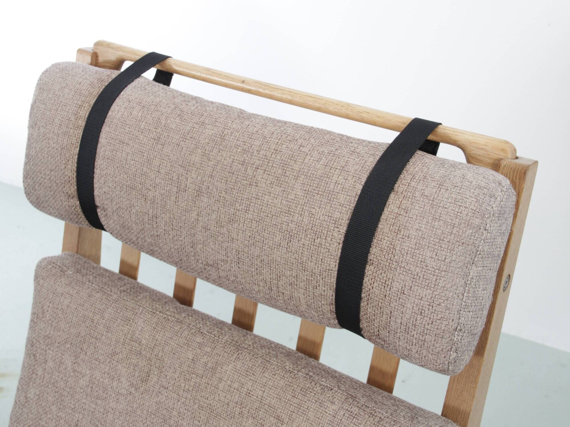 Pair of Scandinavian armchairs GE 375, with 1 pair of armrests.