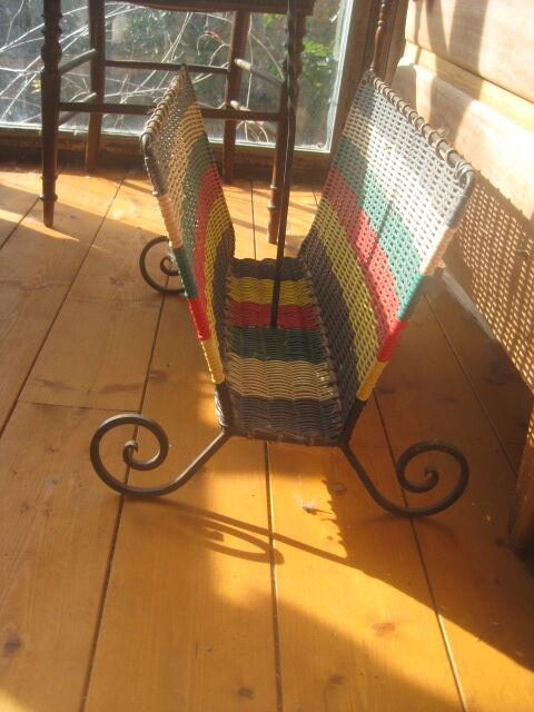 Magazine rack in scoubidou