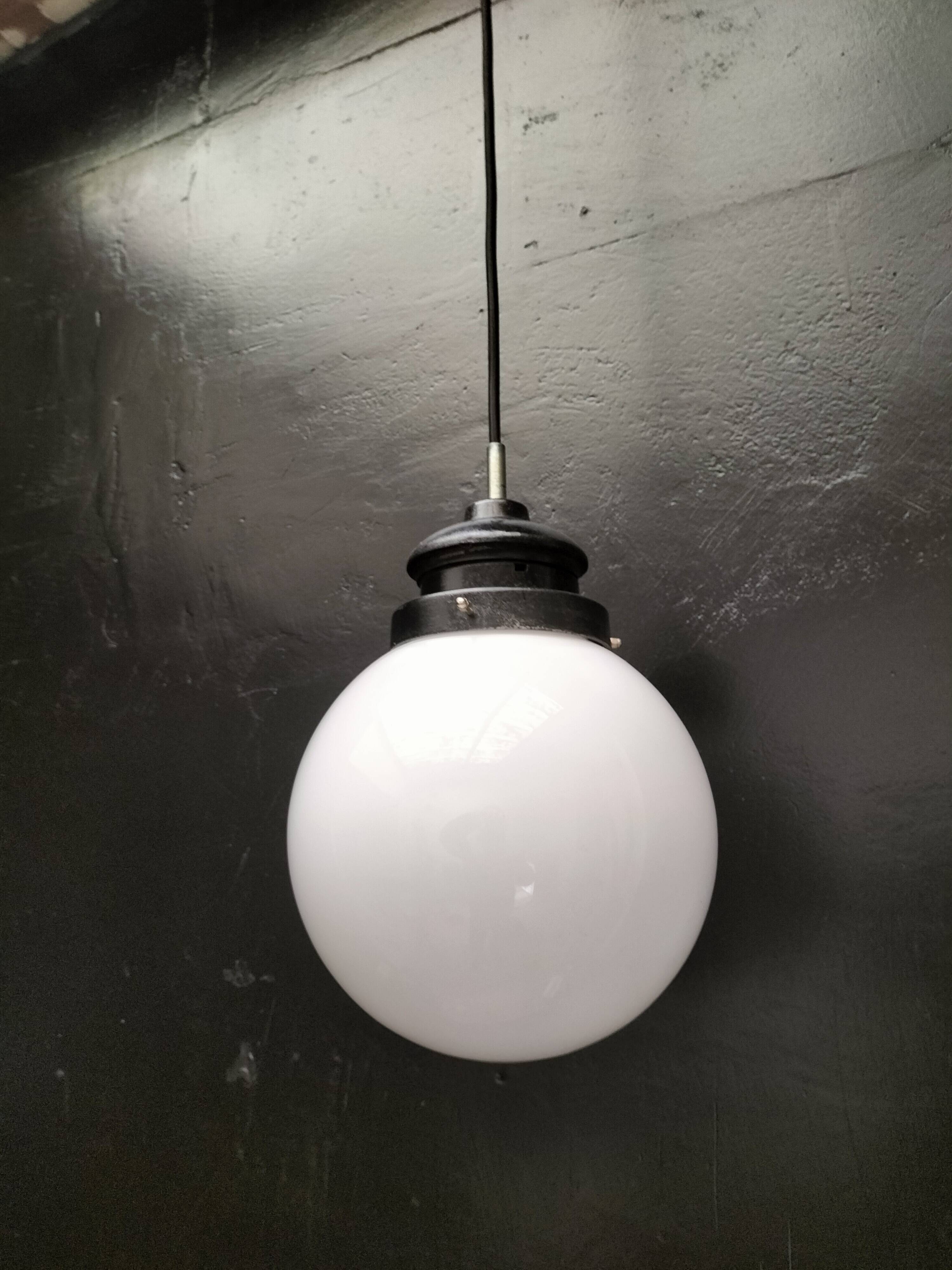 Opaline ball suspension