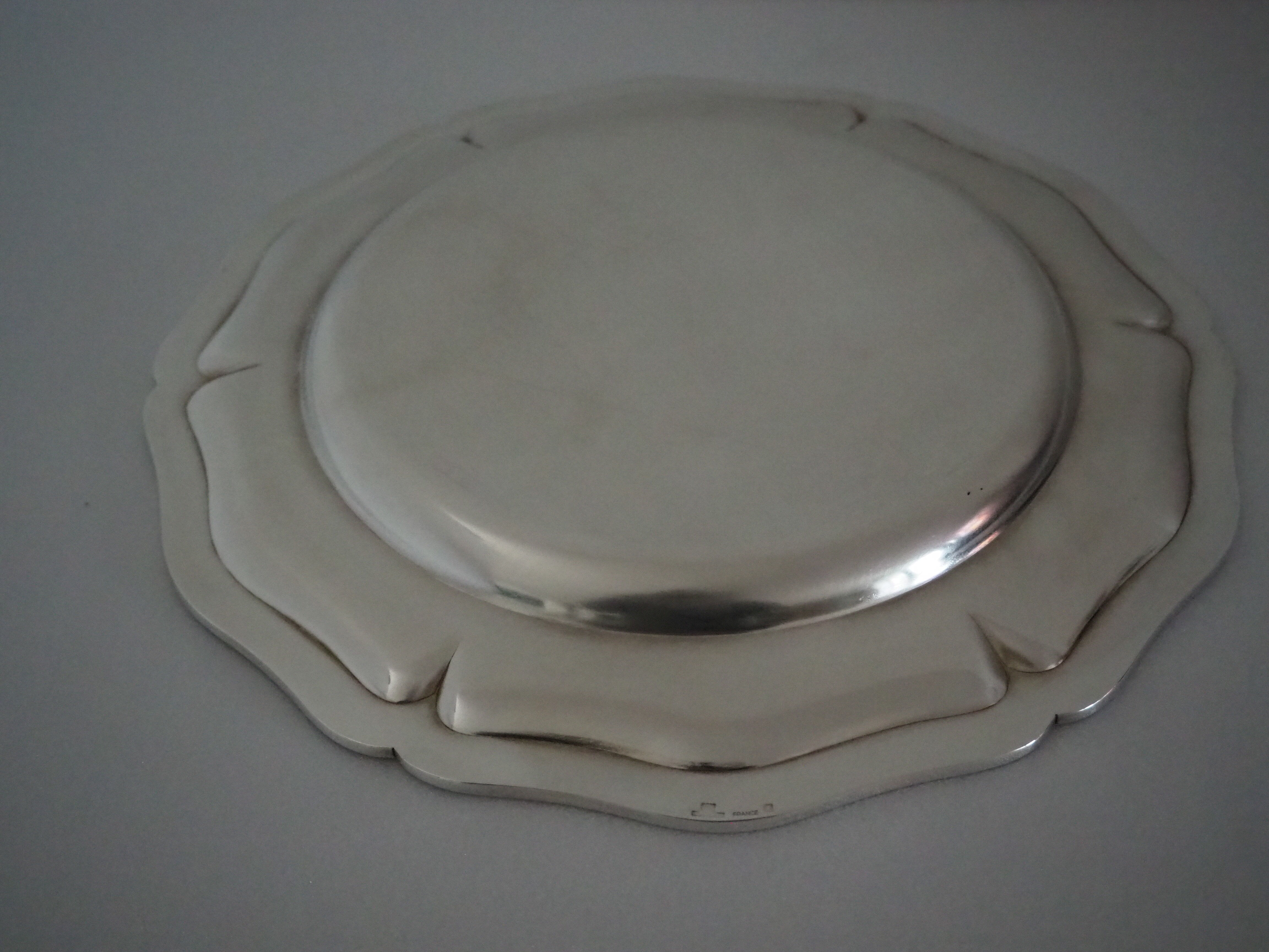 Round plate, Chinon collection with gold trim, Christofle, and its protective felt pouch.