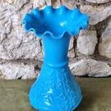 Vase en opaline bleu opaque
