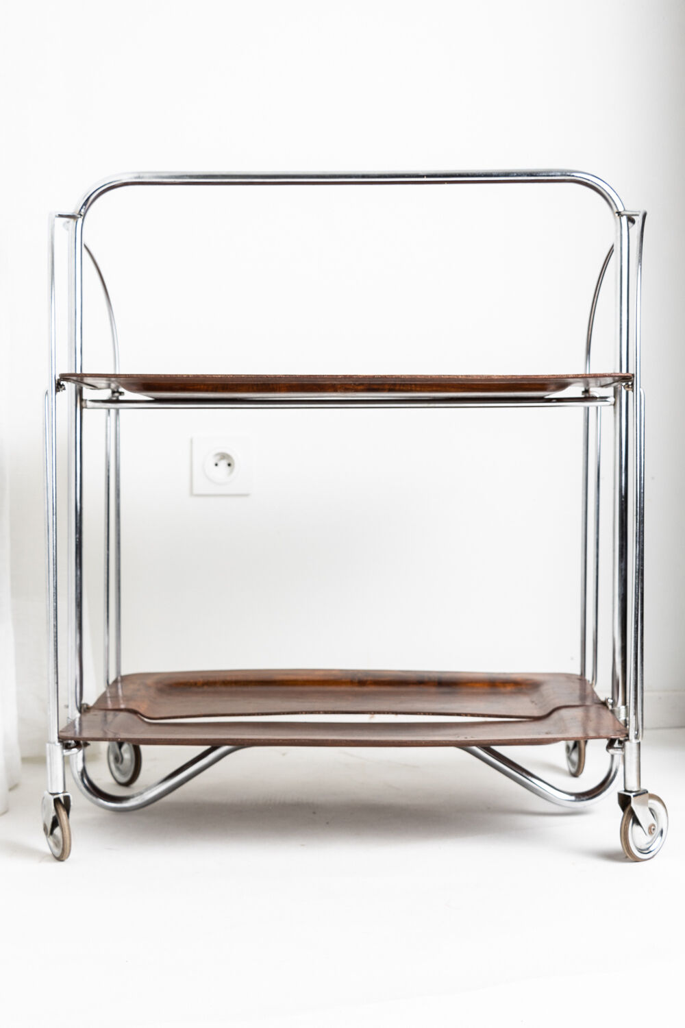 Foldable service on vintage wheels