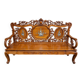 Paire de fauteuils asiatiques en bois sculpté et incrustations de nacre.