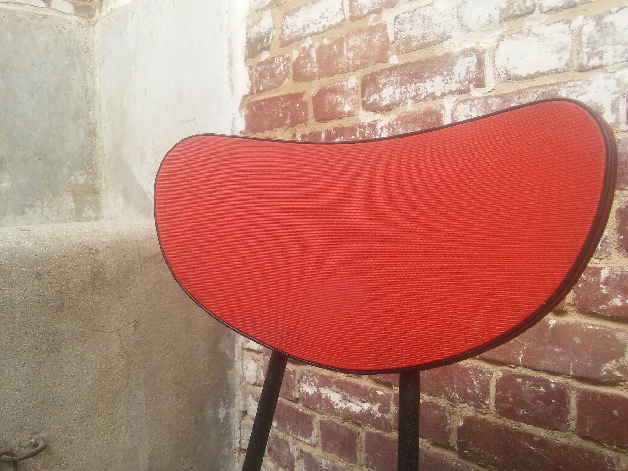 Lot of 6 red chairs in faux leather metal compass feet
