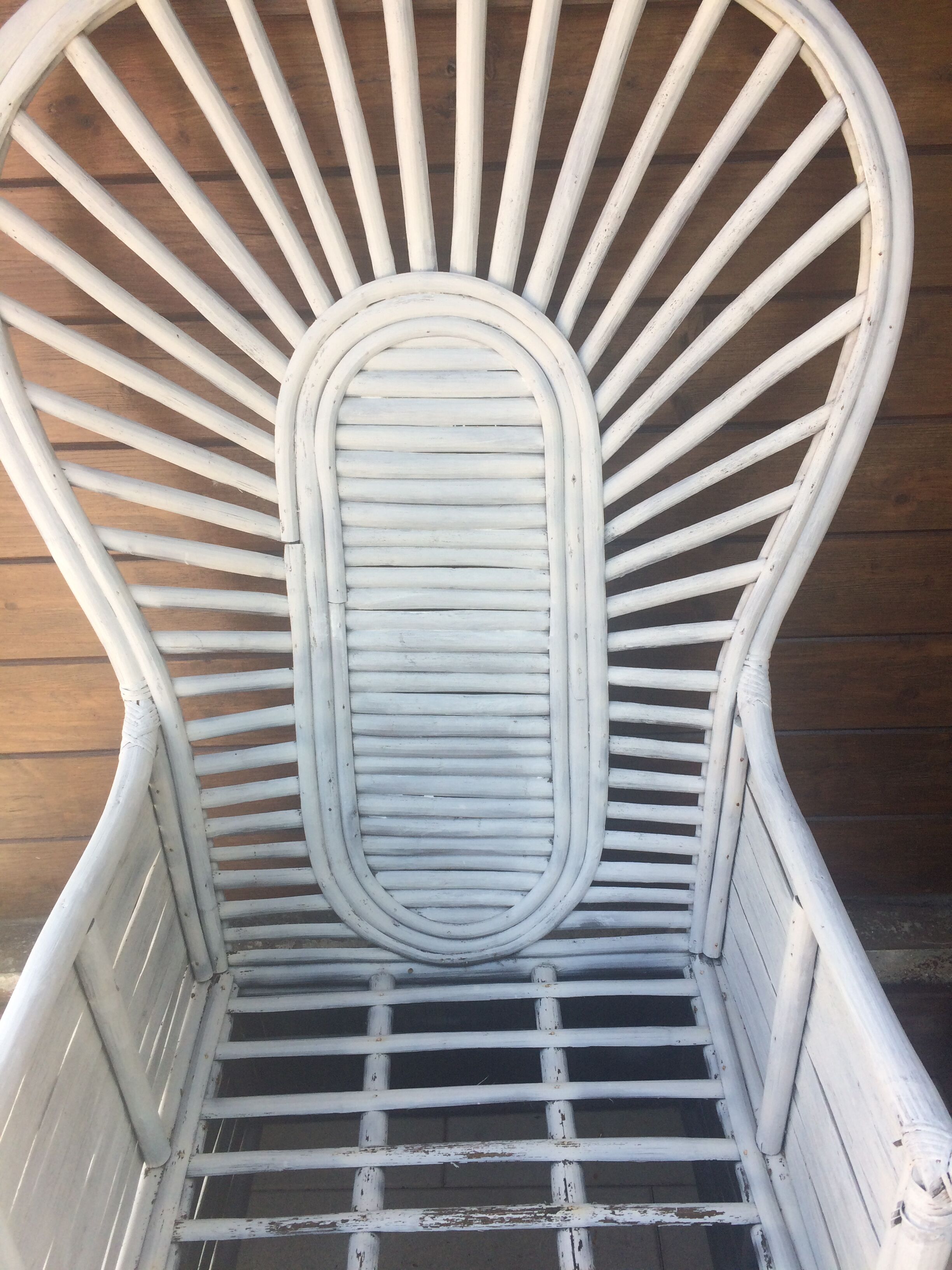 Fauteuil blanc en bambou, dans le style Emmanuelle années 60