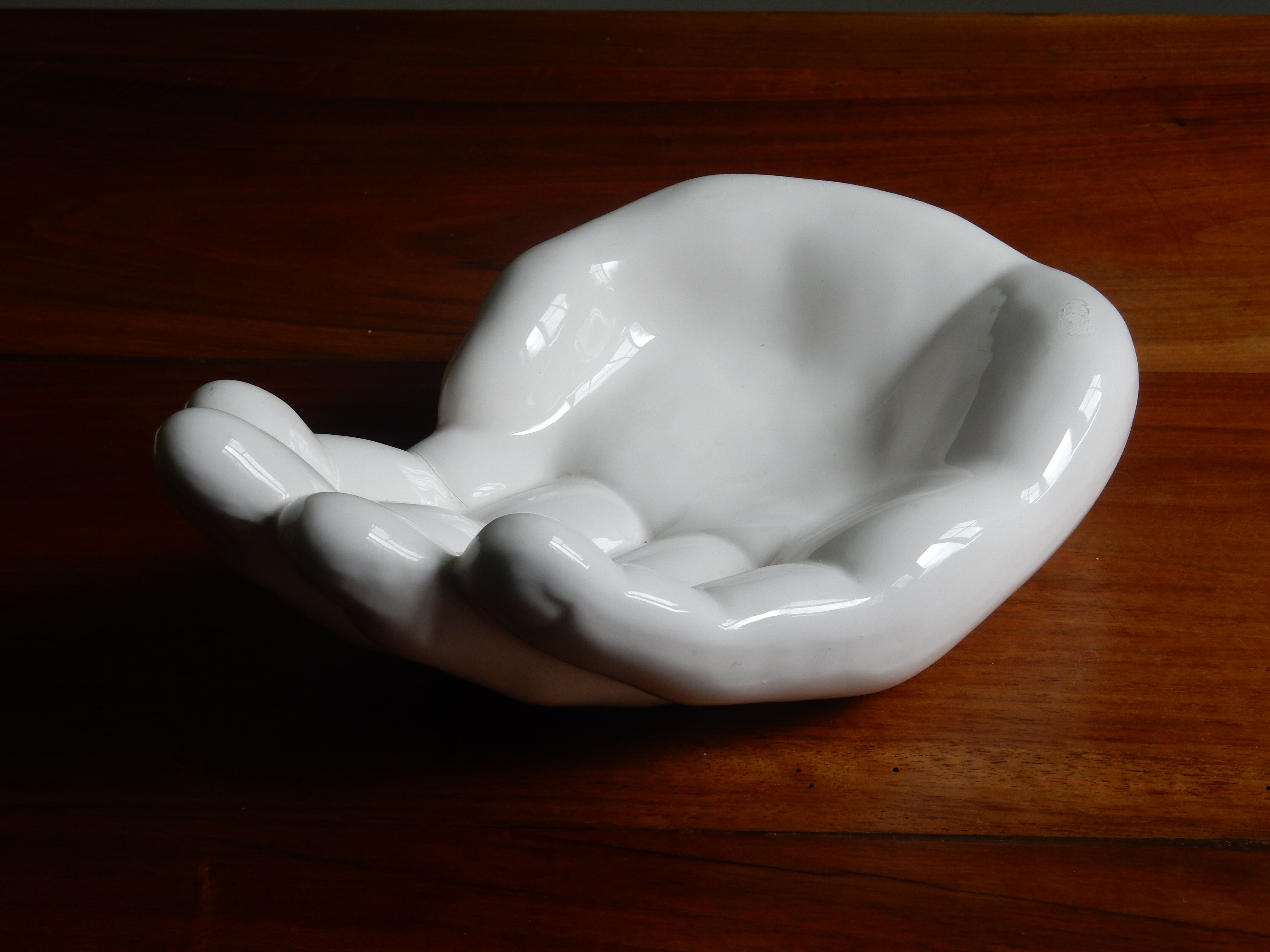 Large empty hand-shaped pocket / Vintage 70s white ceramic