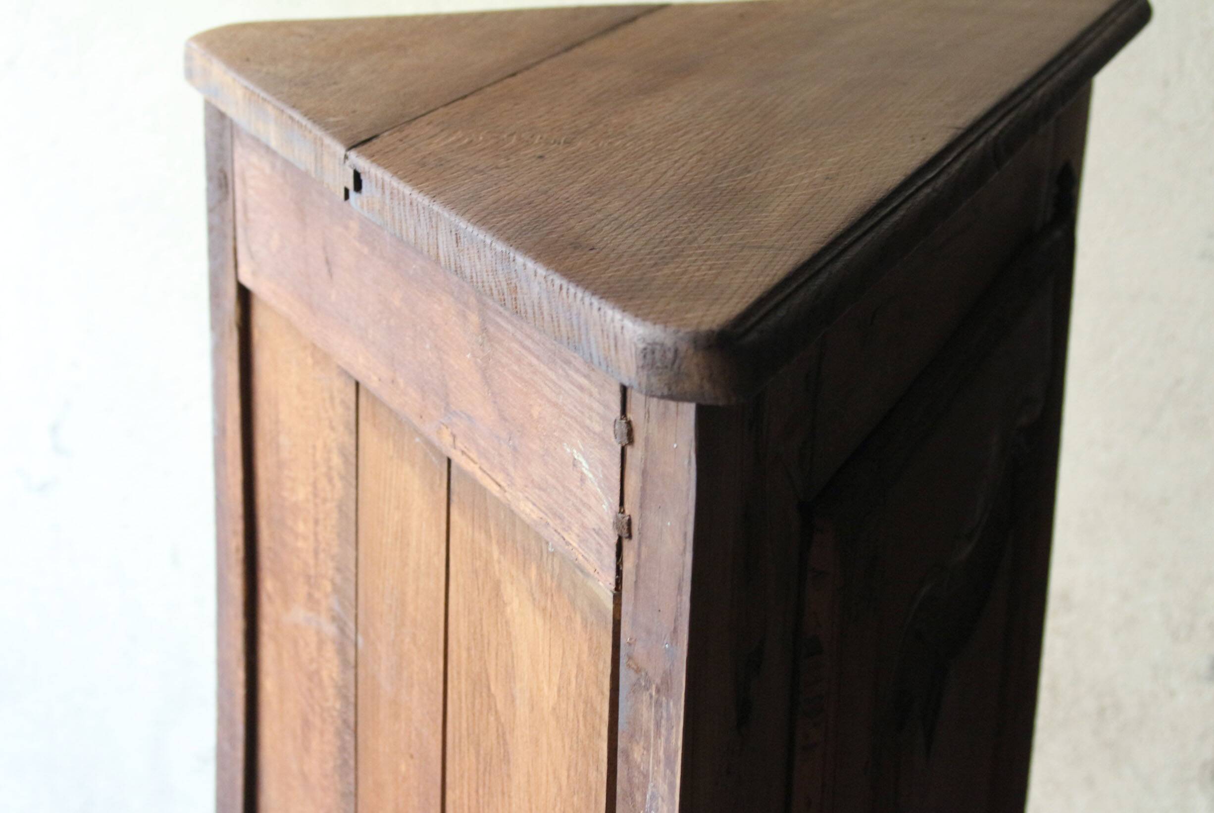 Magnifique meuble d'angle du 18eme siècle. Chêne massif et merisier.