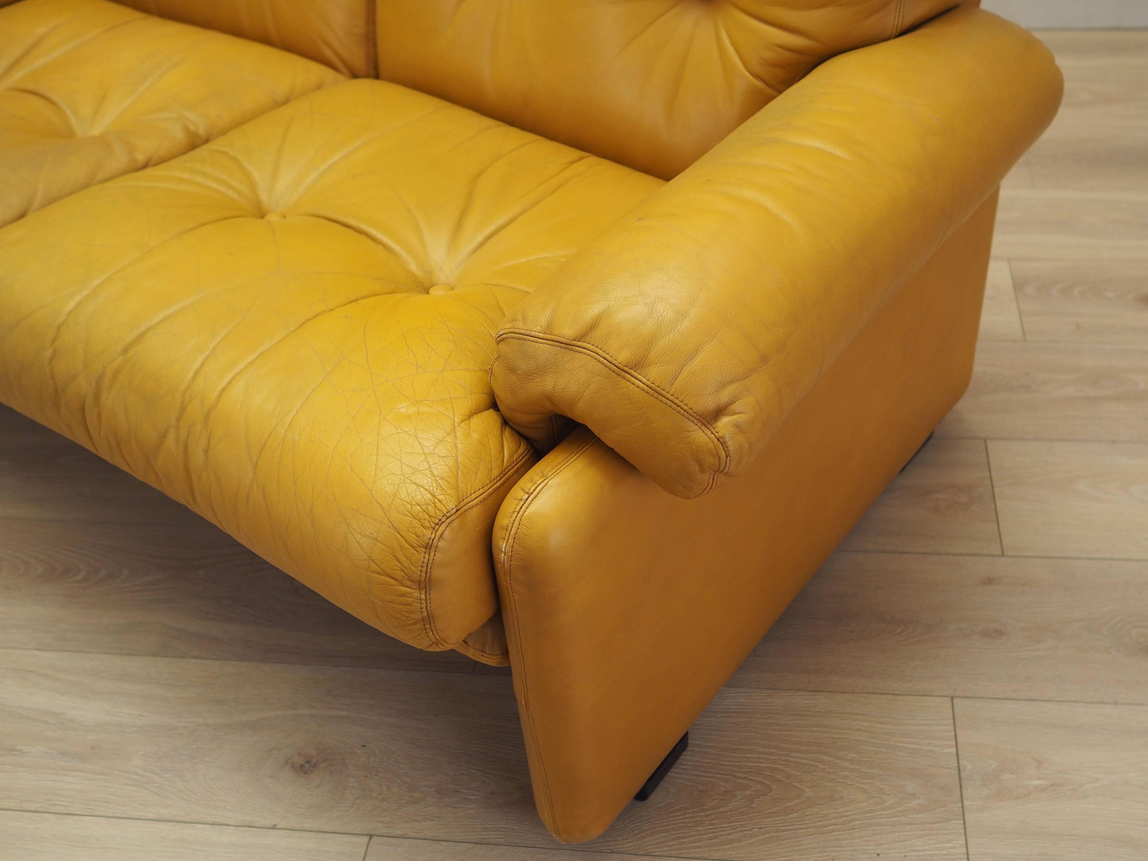 Canapé en cuir jaune, design italien, années 1960, fabricant : B&B Italia, design