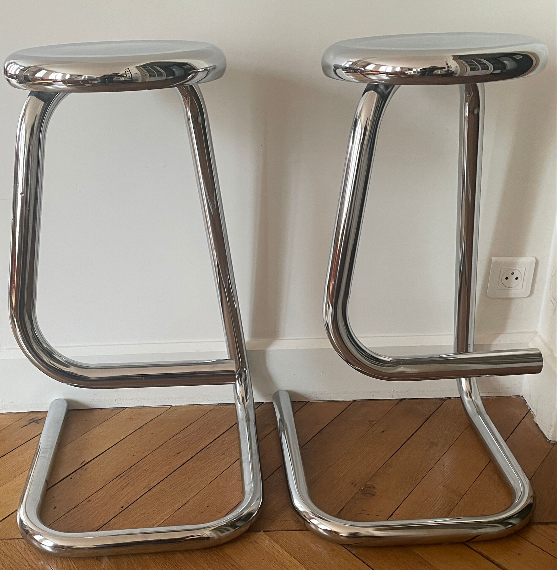 1 lot of 2 paperclip stools K 700 chrome