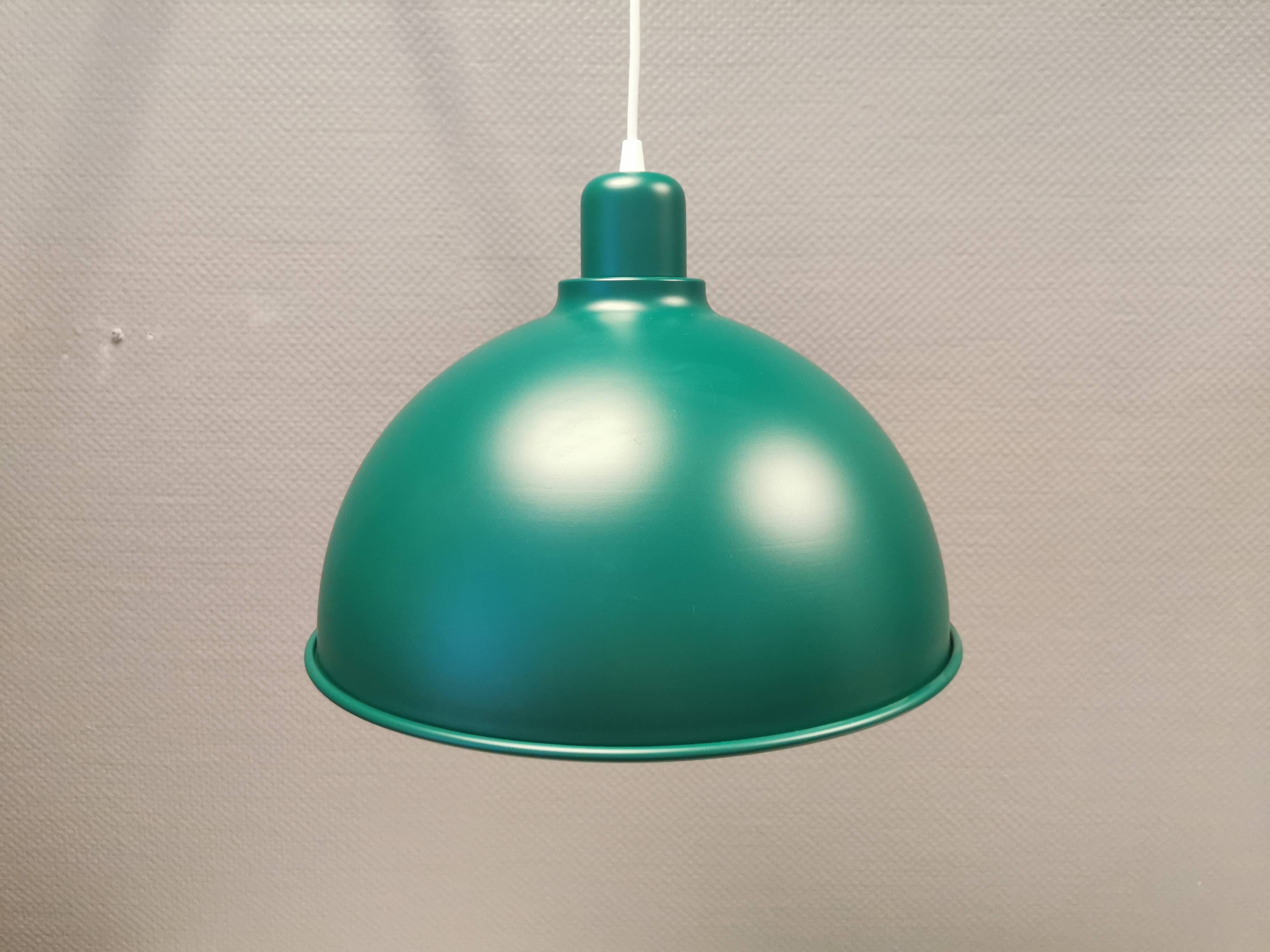 Une belle suspension industrielle en métal (pas en aluminium) de belle couleur verte