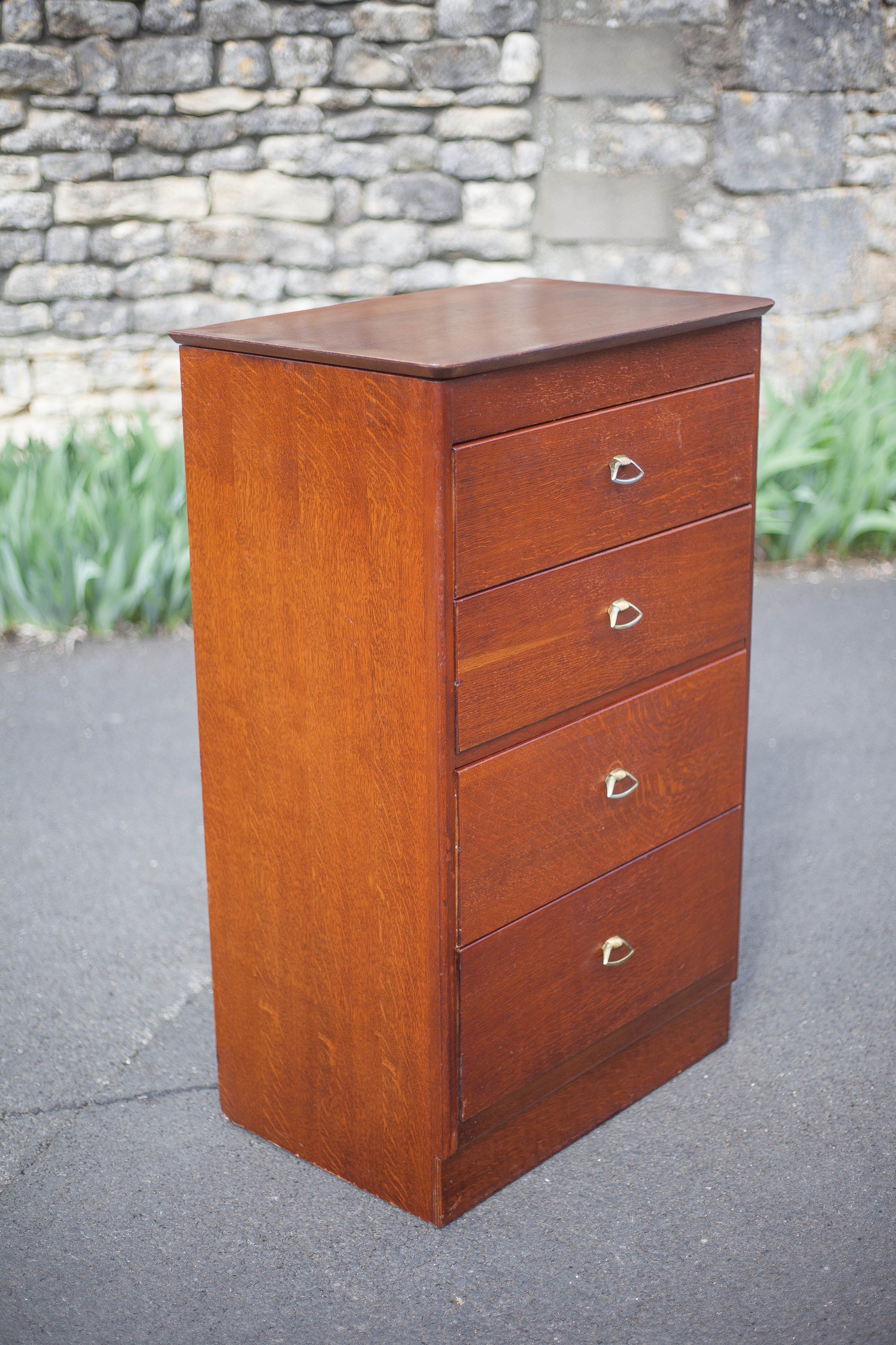Chest of drawers with integrated mirror