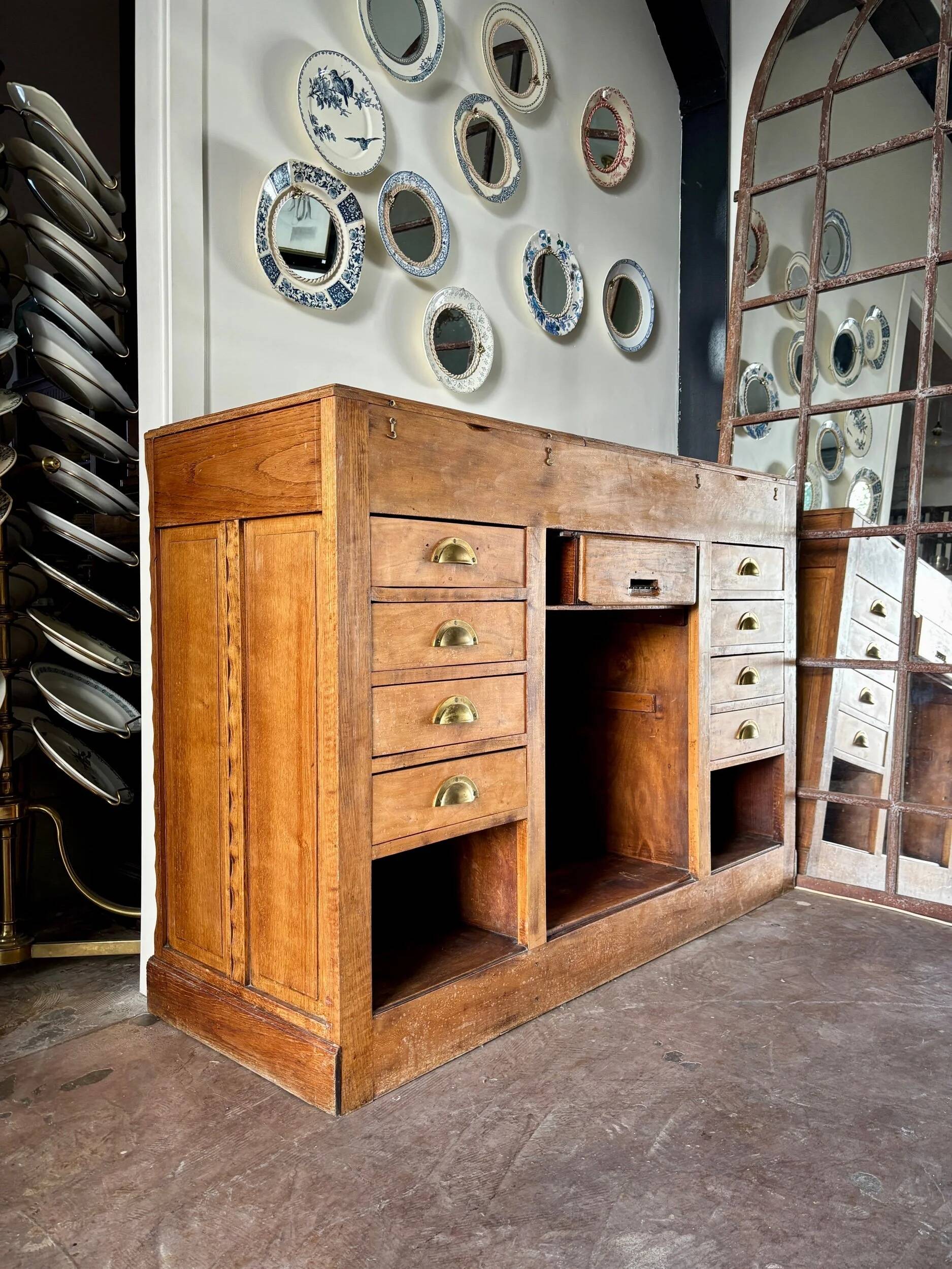 Counter, glass-fronted wooden workbench in dark wood, 8 drawers.
