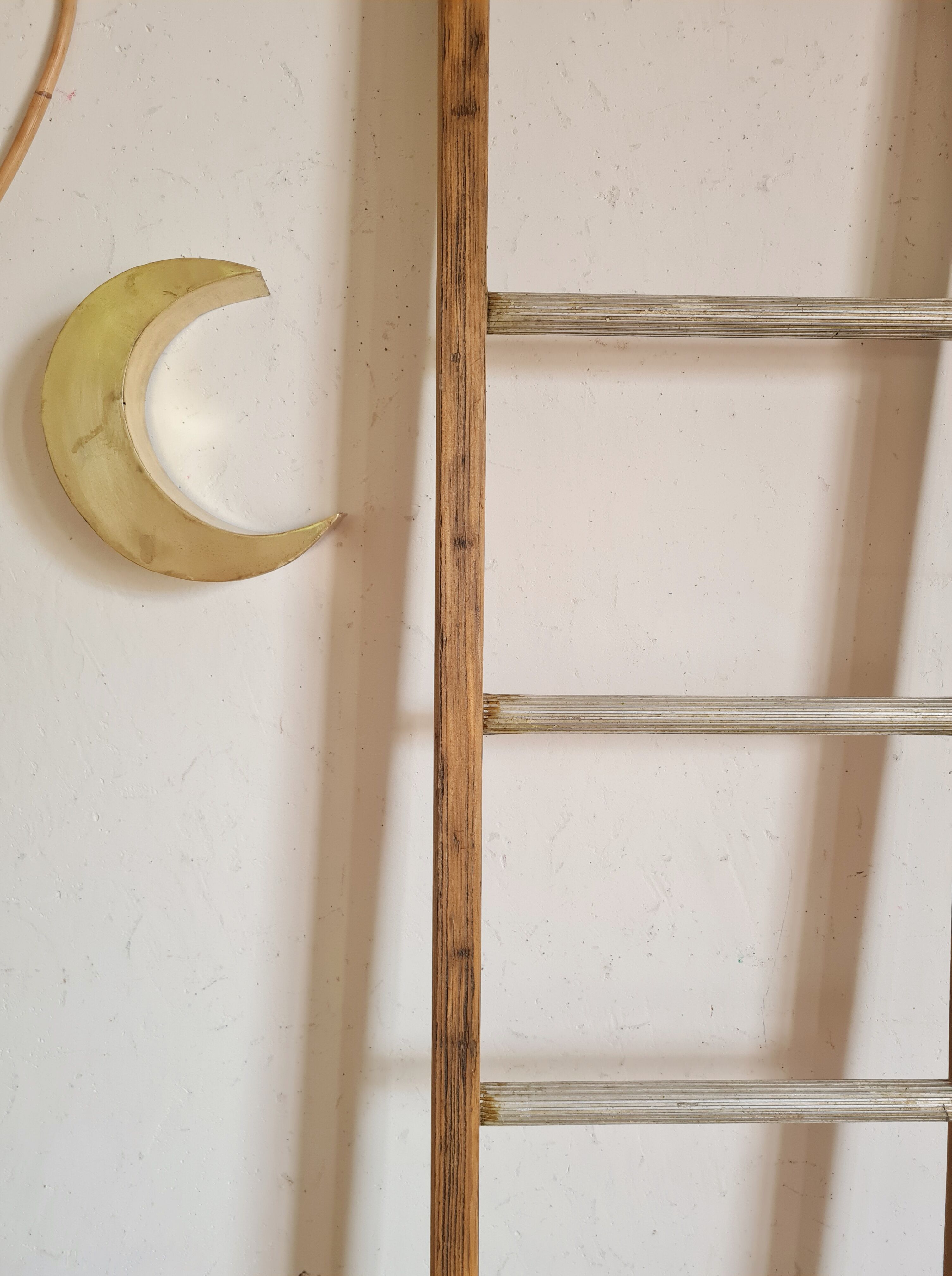 Old scale in wood and metal