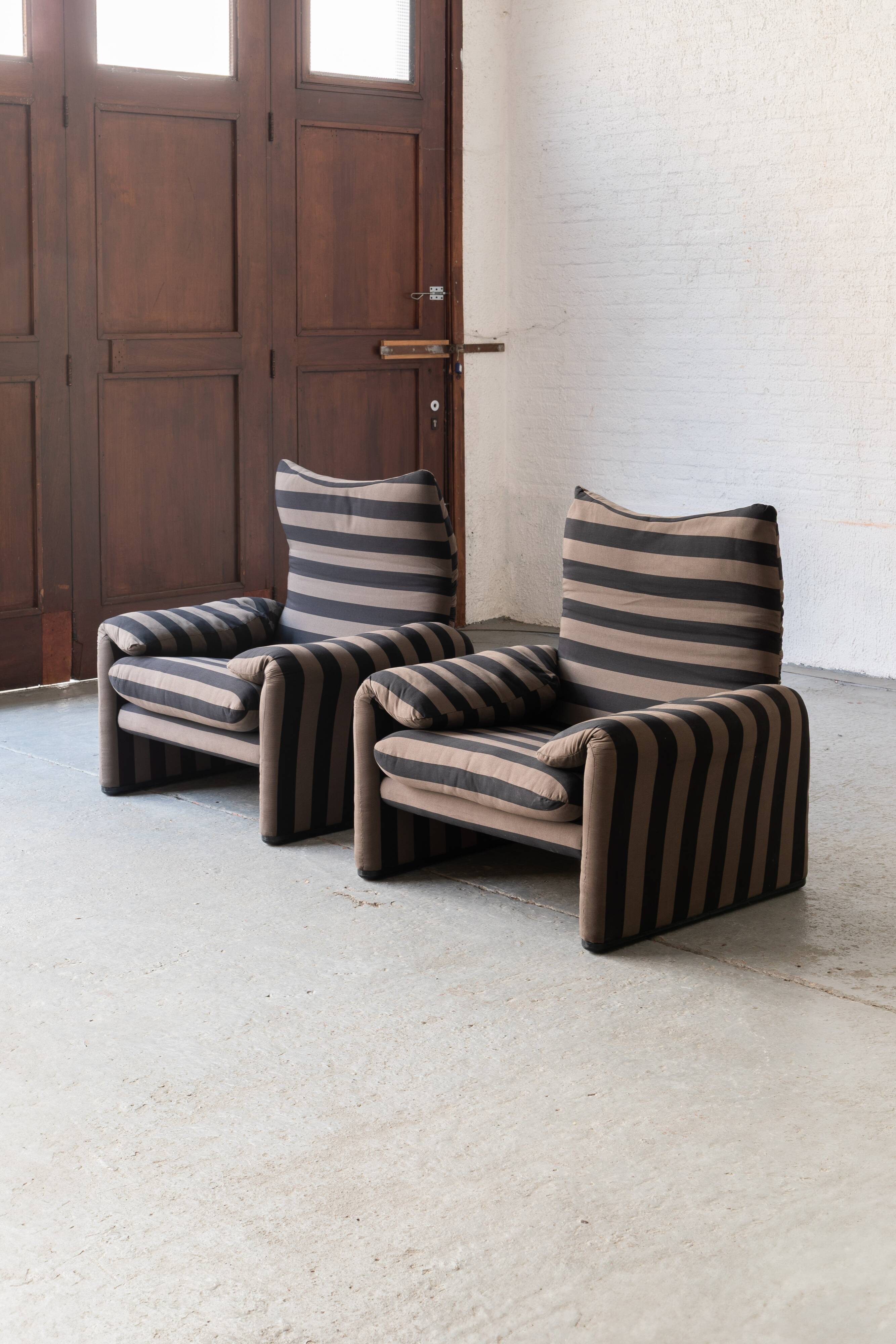 Set of 2 easy chairs 'Maralunga' by Vico Magistretti