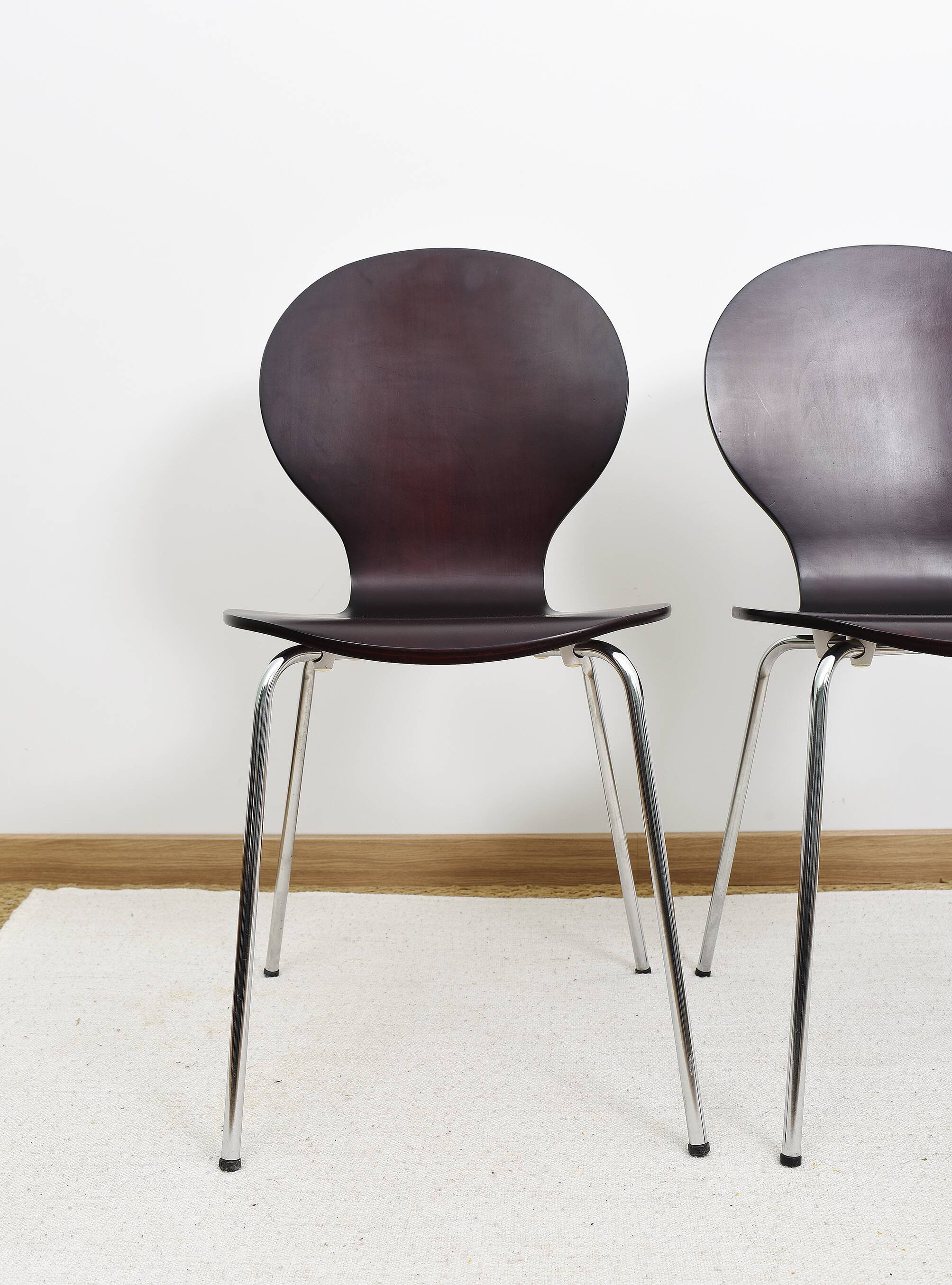 Set of 4 "ant" chairs, vintage, Diego model. Stackable, dark burgundy color.