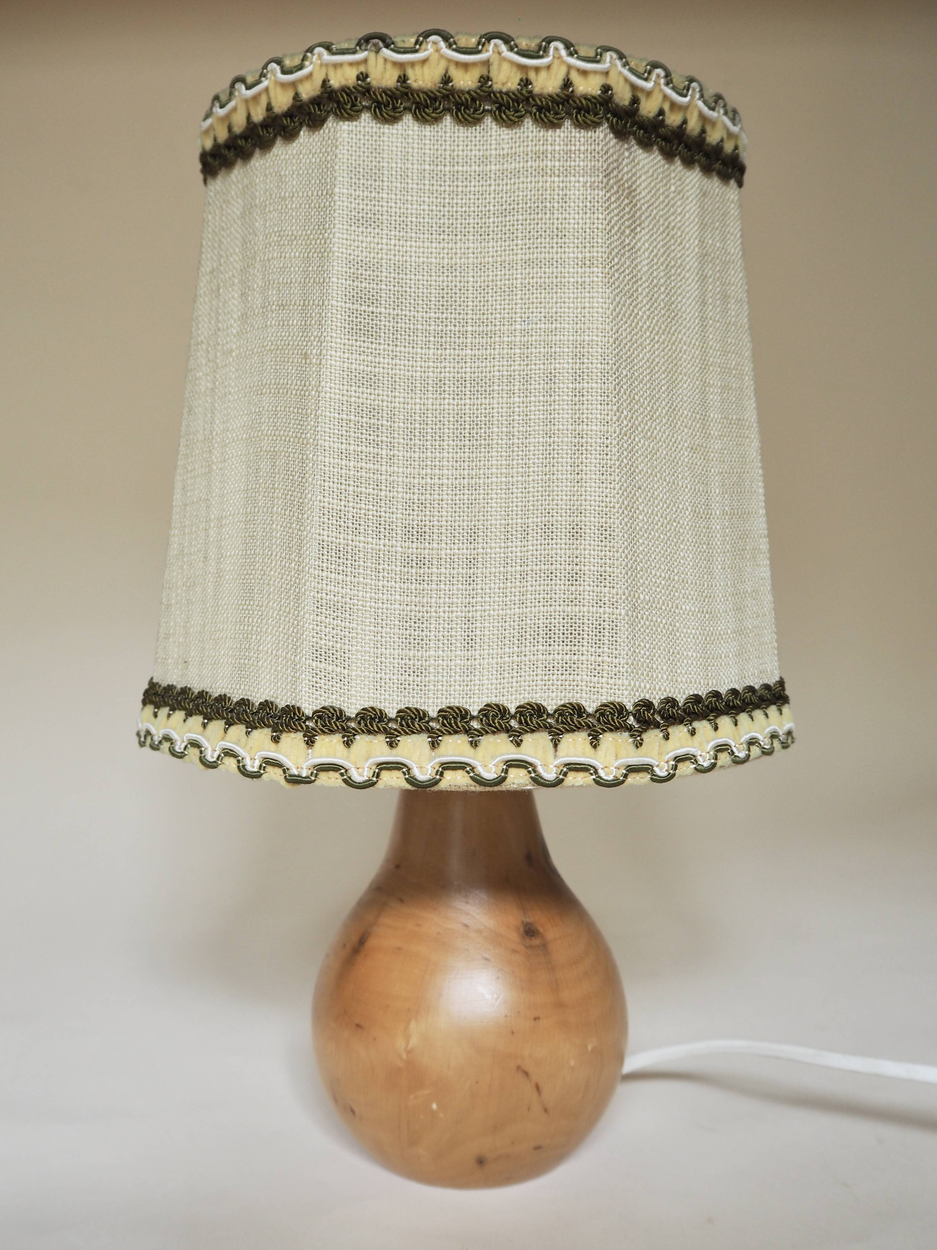 Lampe en bois tourné avec abat-jour en lin