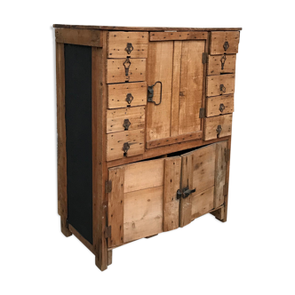 Meuble d’atelier art populaire