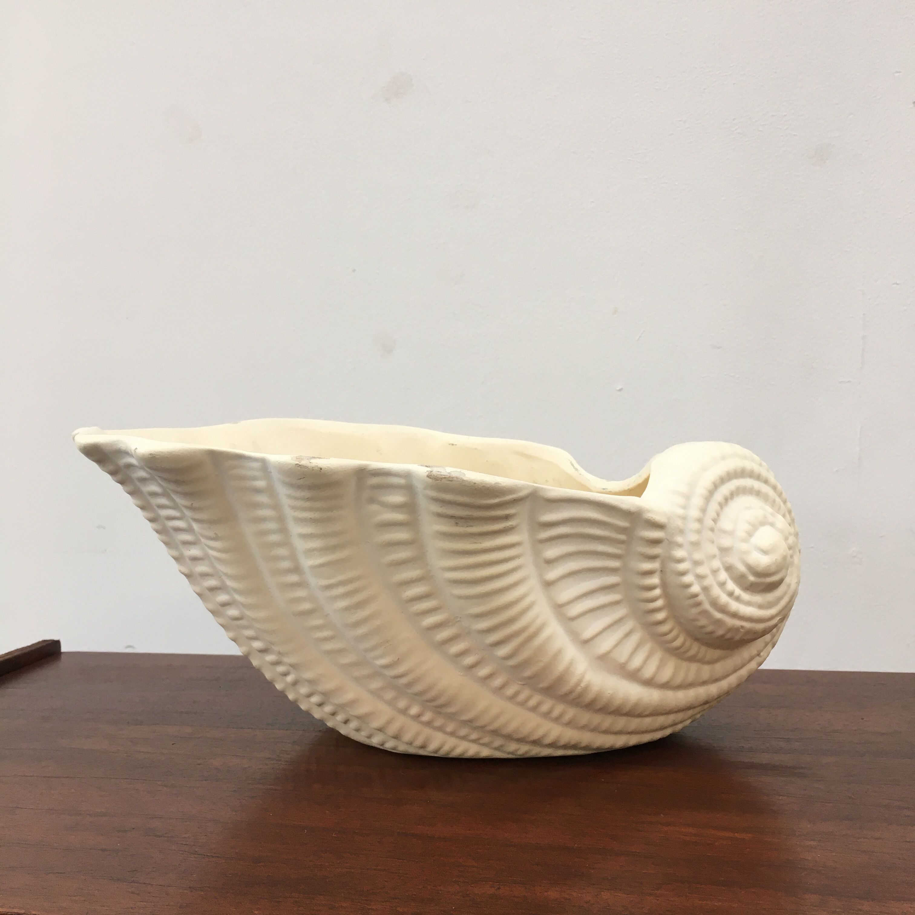Shell-shaped pot cover in matt white ceramic