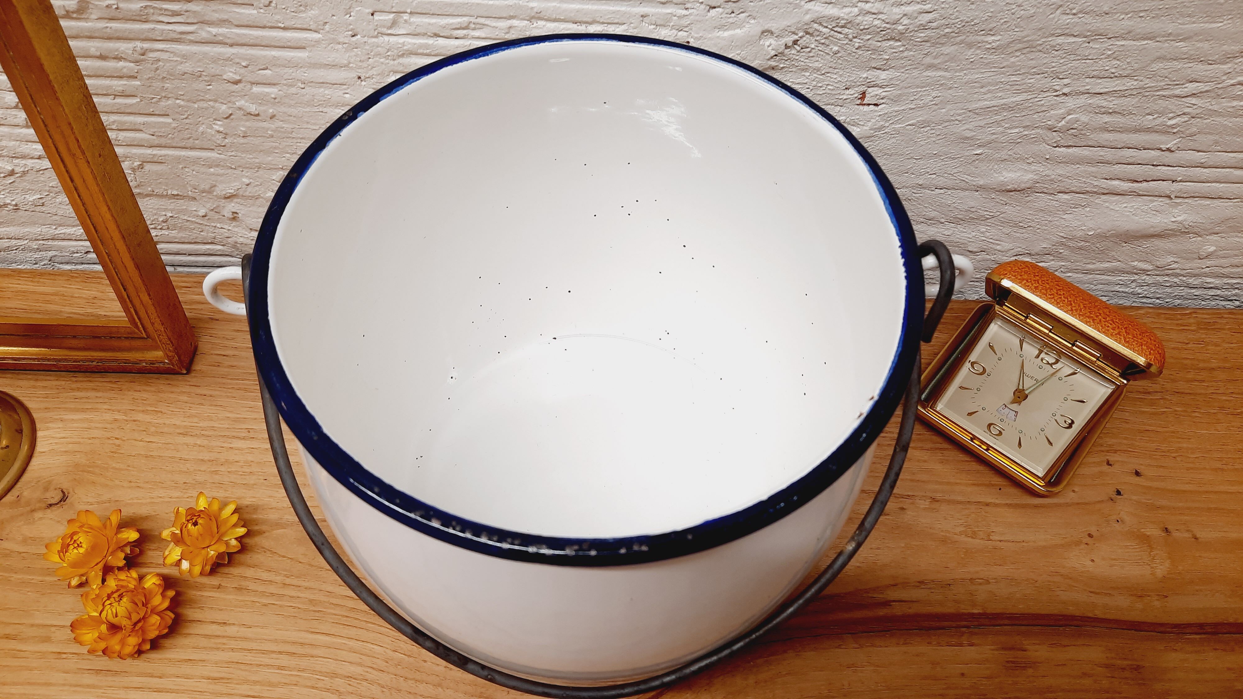 Enamelled sheet metal bucket