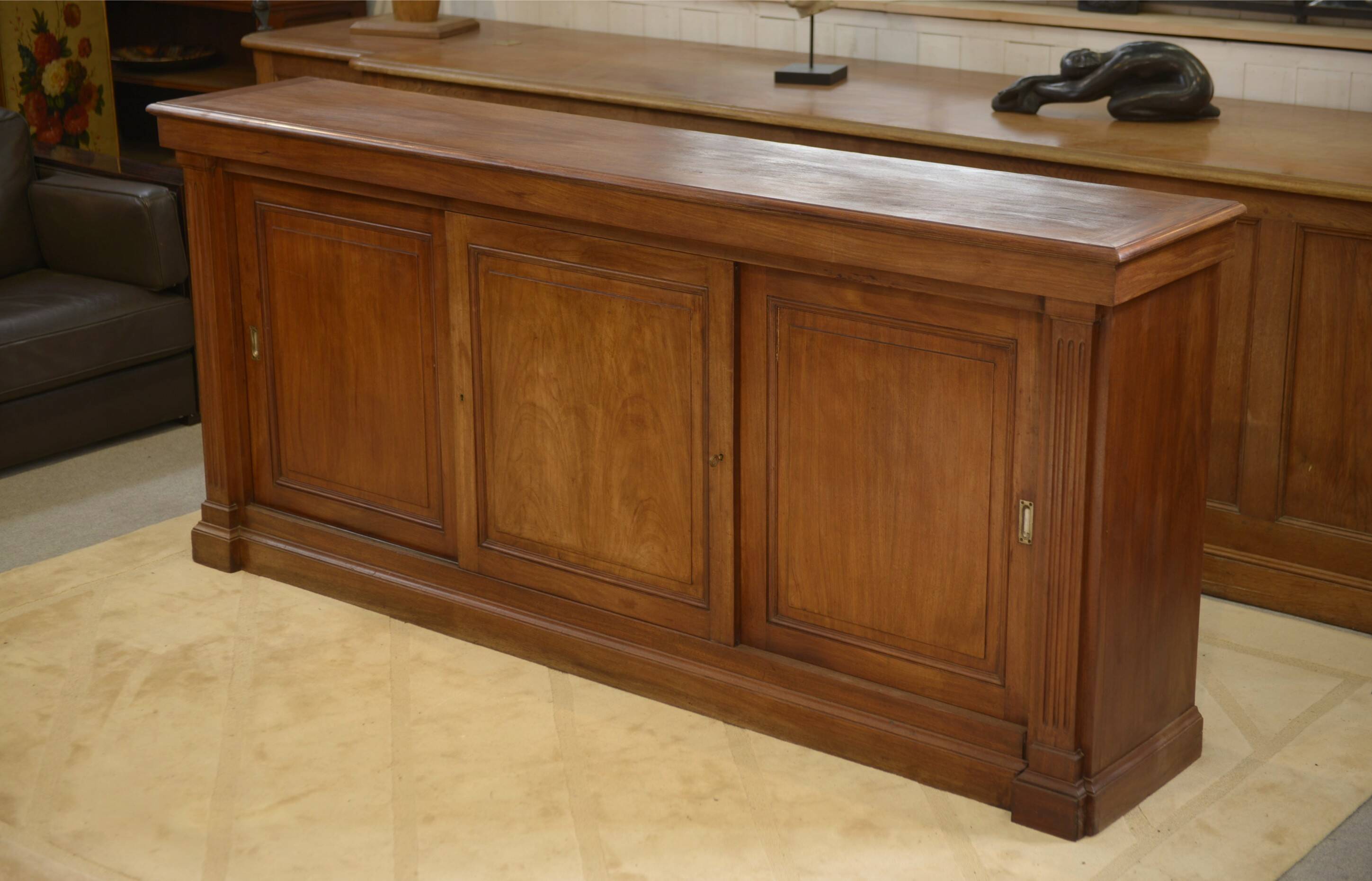 Mahogany workshop furniture with three sliding doors from the 1920s.