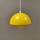 Lampe suspendue dans une belle couleur jaune