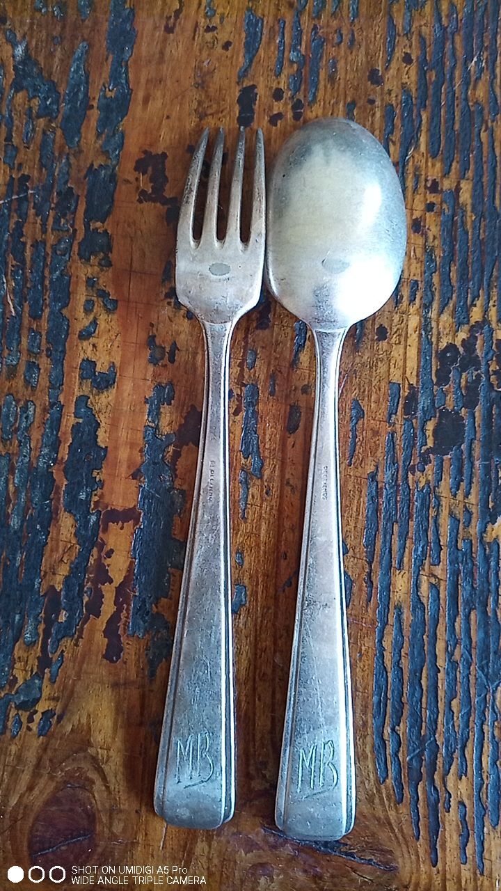 4 vintage silver metal cutlery - 209 grams