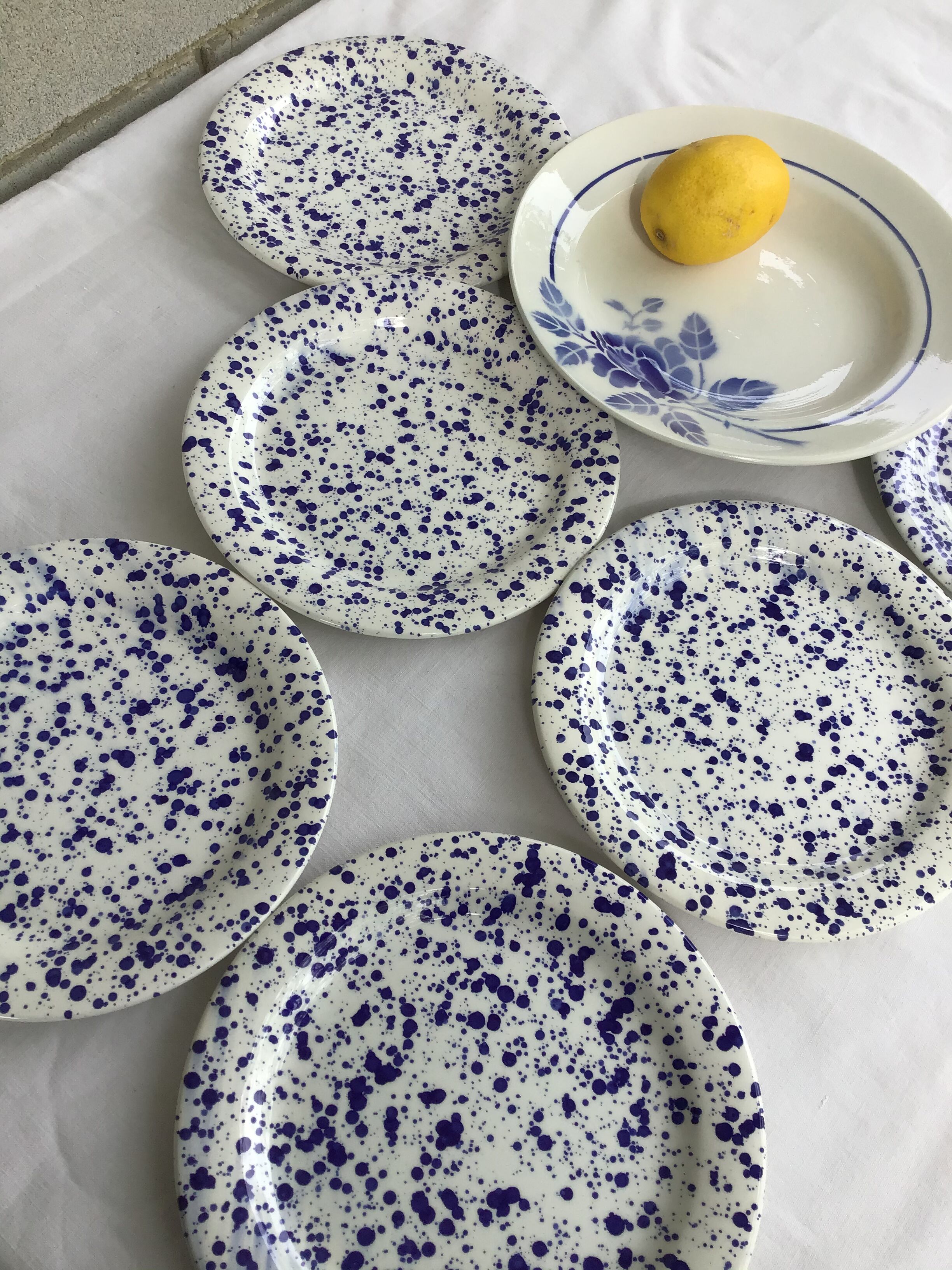 6 blue-spotted dessert plates