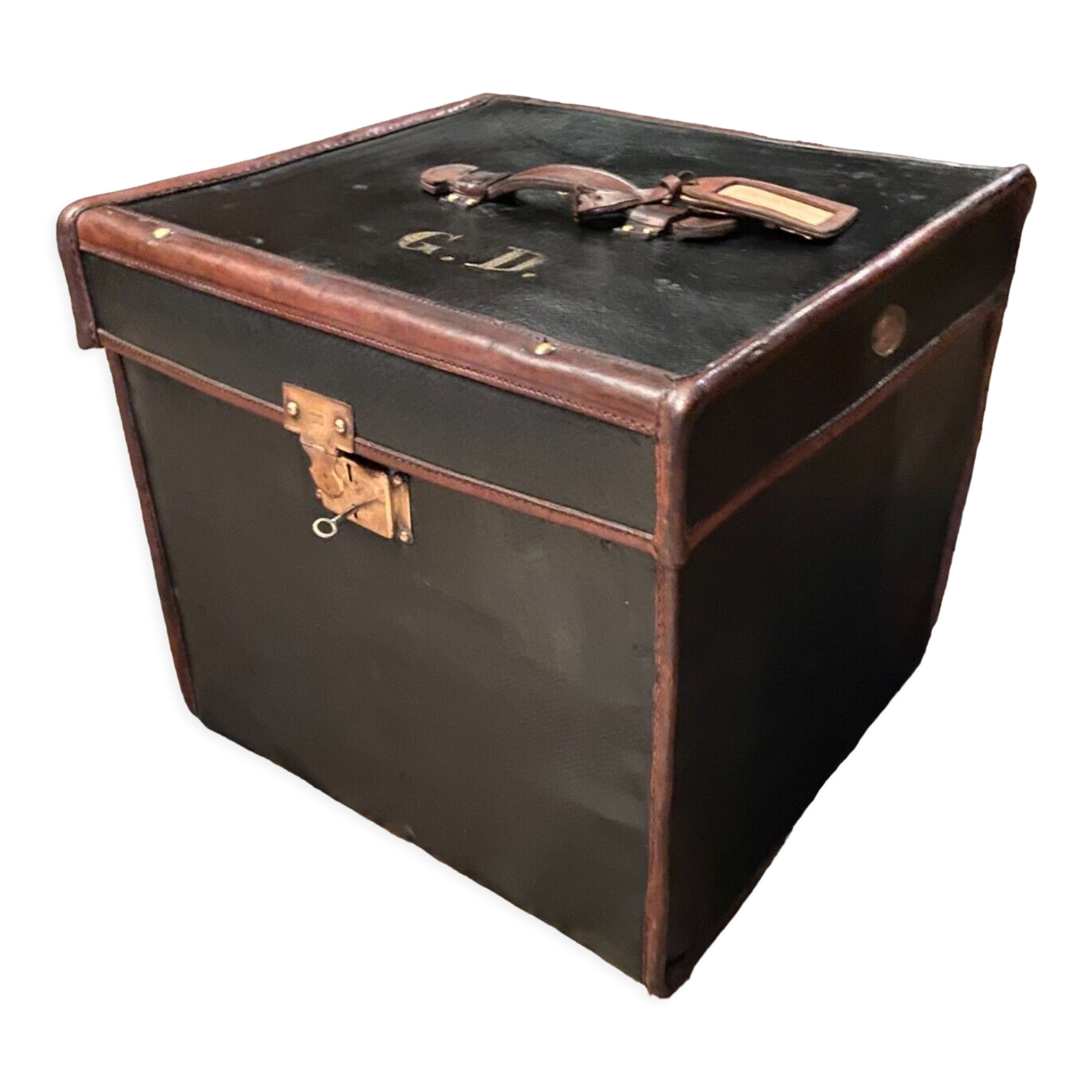 Travel trunk late nineteenth marked "At the start, Paris"