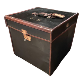 Travel trunk late nineteenth marked "At the start, Paris"