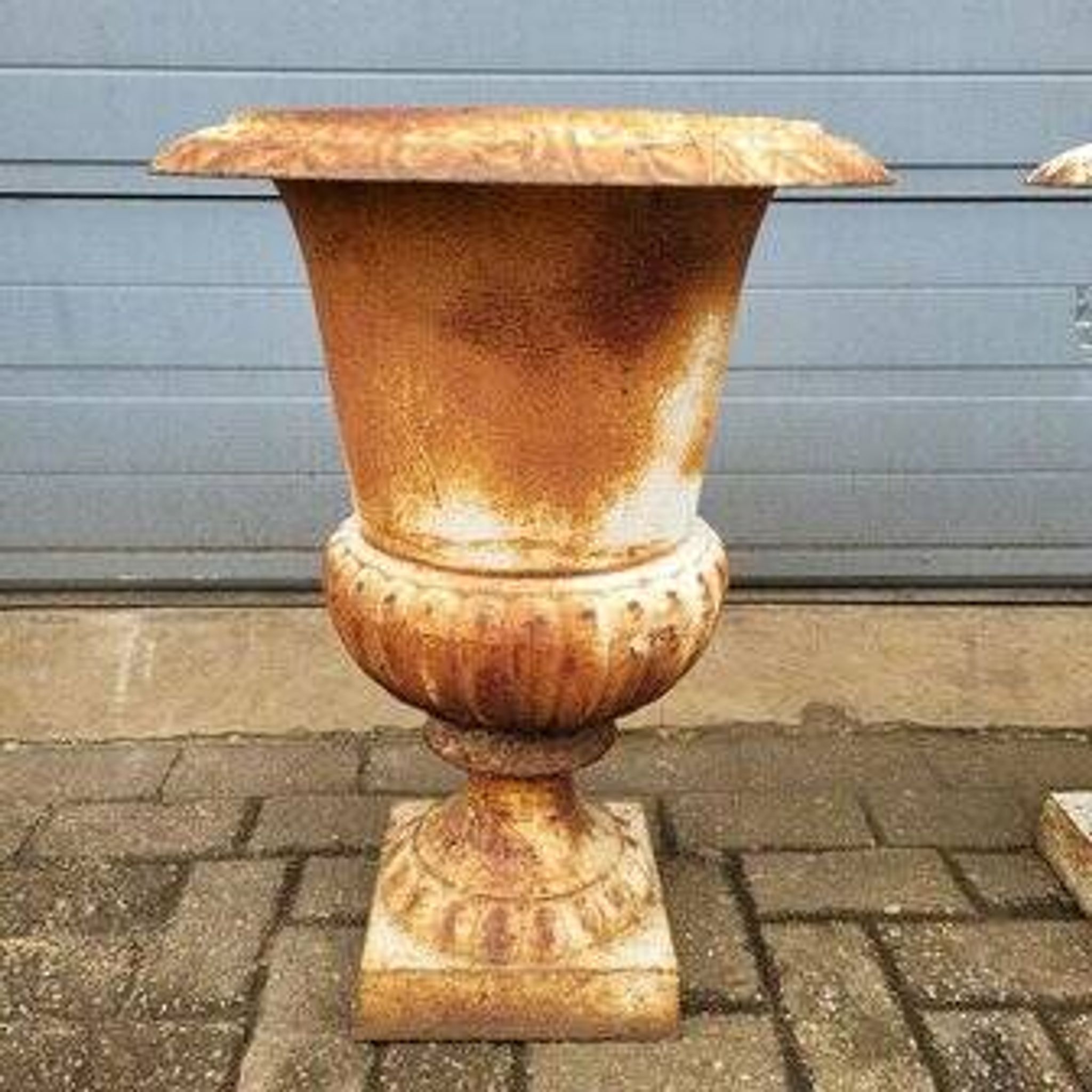 Pot, jardinière en fonte