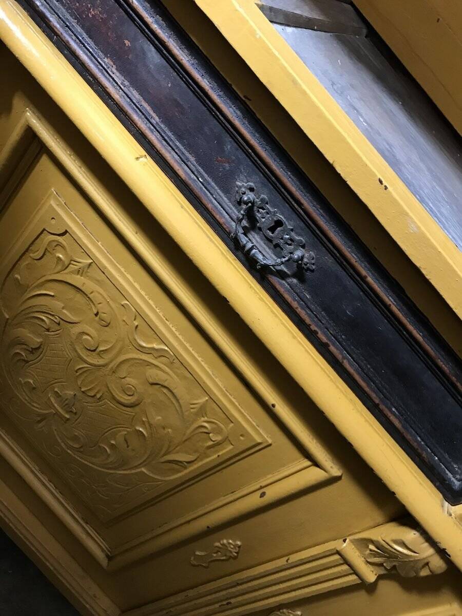 Armoire en pin peinte ocre jaune paille - meuble d'époque 1890-1919, style antique