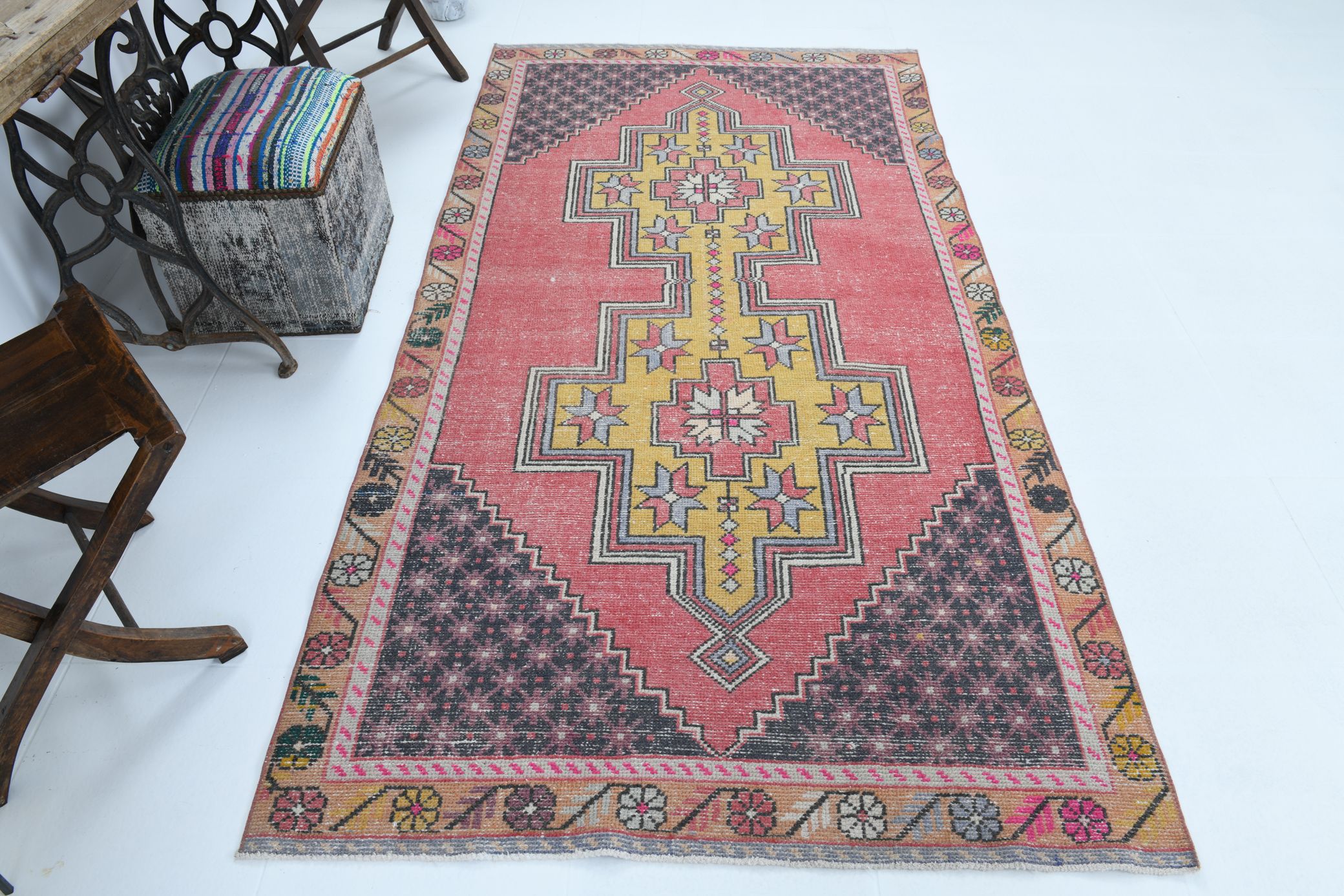 4x8 Pale Red Geometric Vintage Rug, 129x258Cm