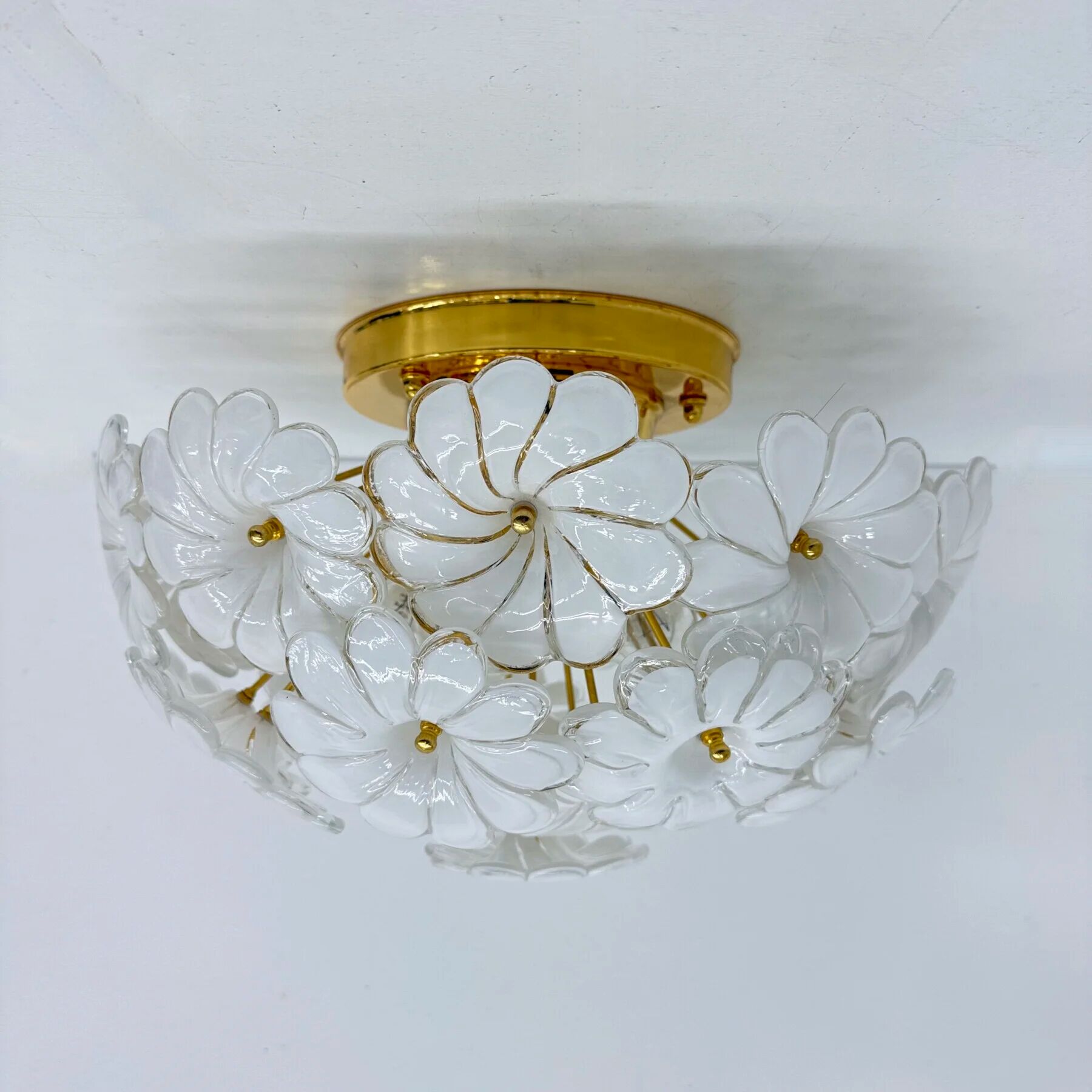 Plafonnier floral en verre blanc de Murano, italien, des années 1970.