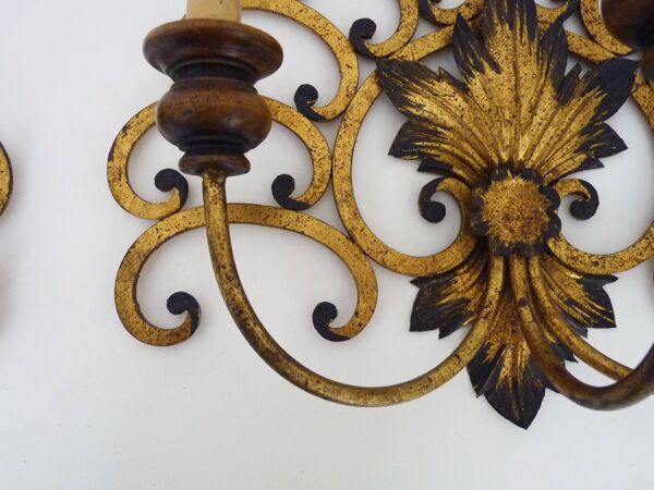 Grande paire d'appliques murales italiennes en fer forgé doré 3 feux. 50