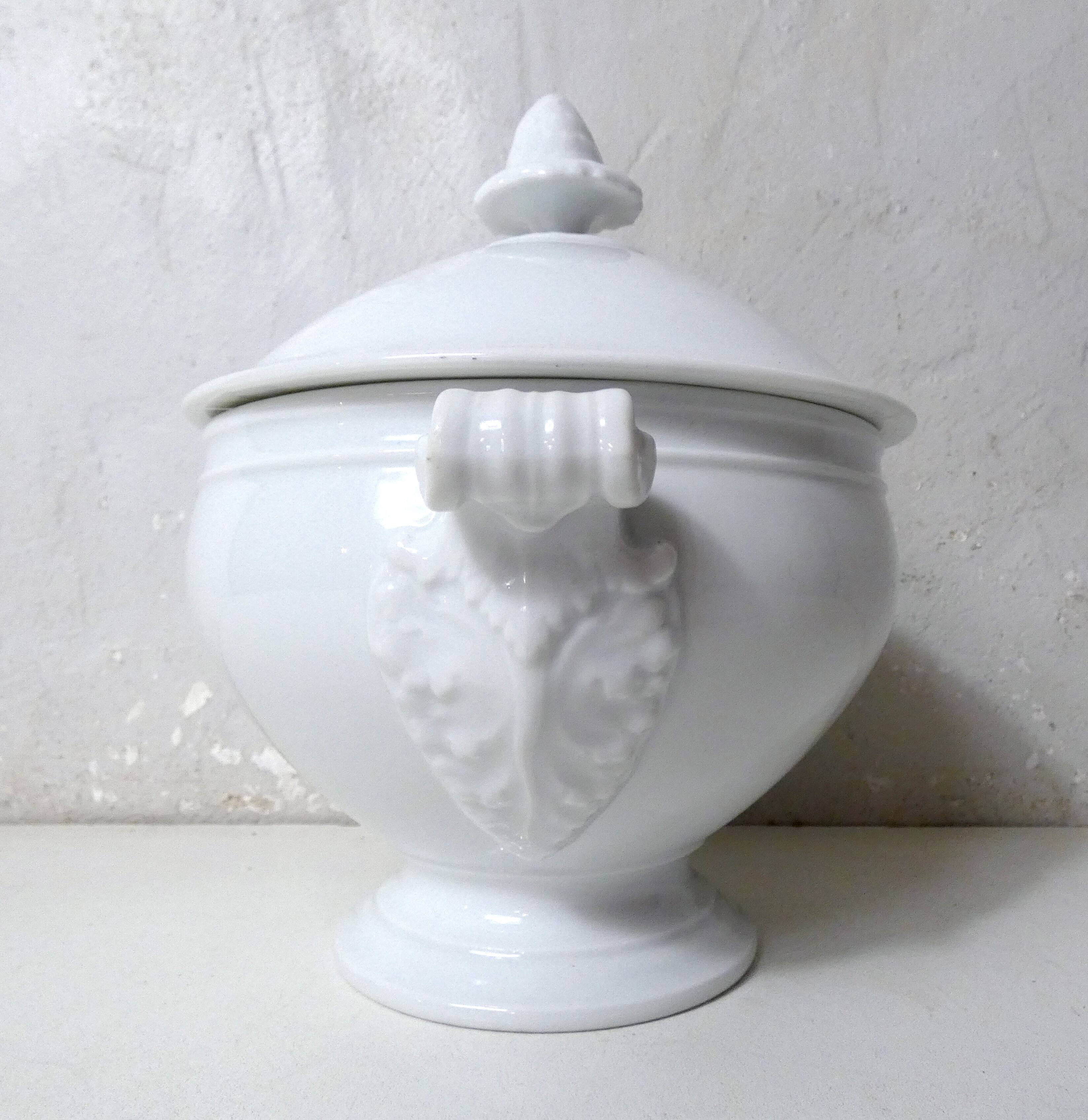 ancienne petite soupière blanche en porcelaine