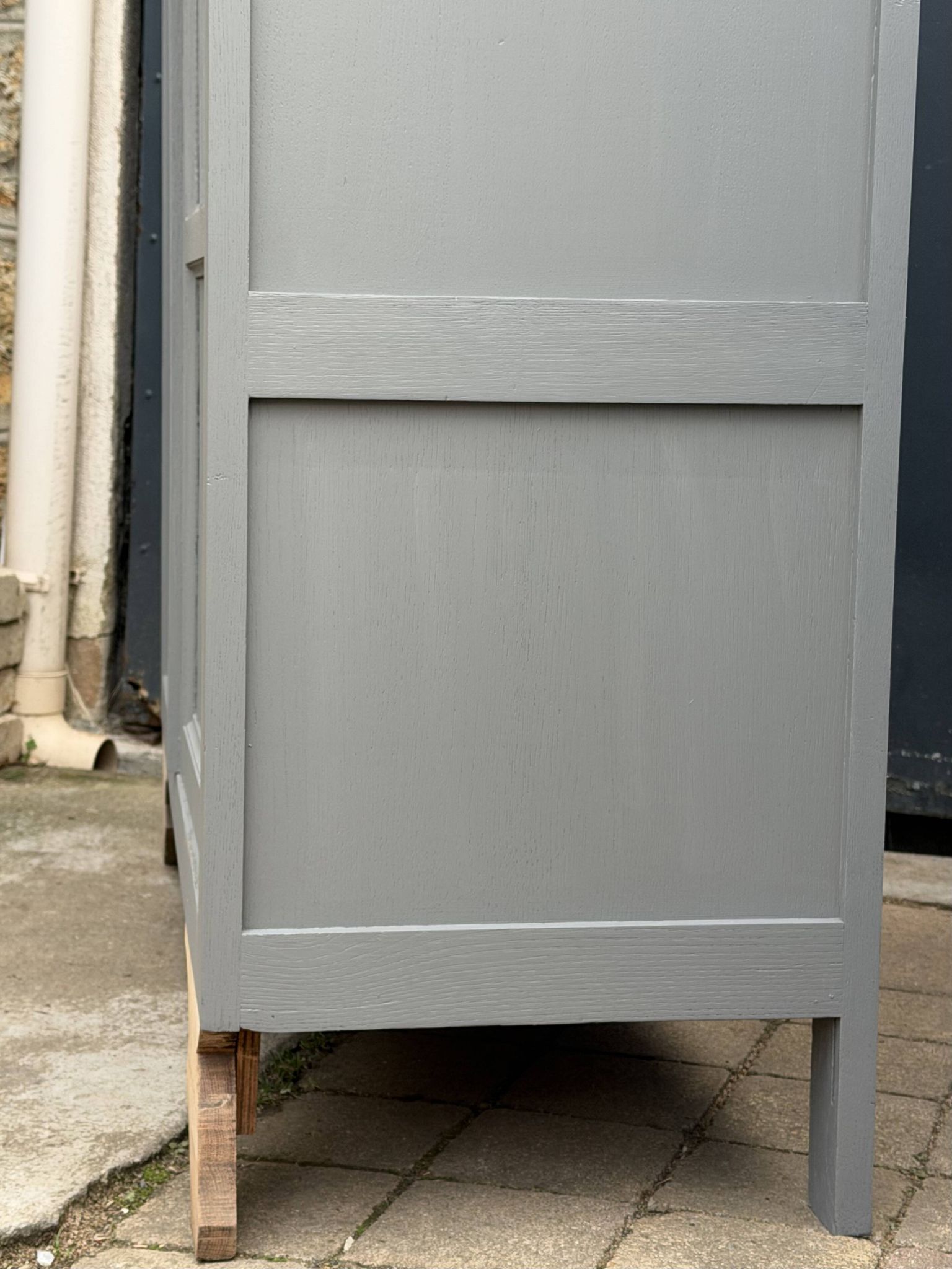 Armoire parisienne vitrée grise de la Samaritaine 1960
