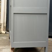 Armoire parisienne vitrée grise de la Samaritaine 1960
