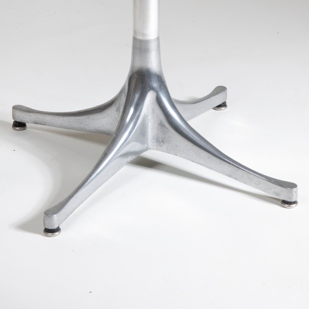 Table basse sur pied par George Nelson pour Herman Miller USA