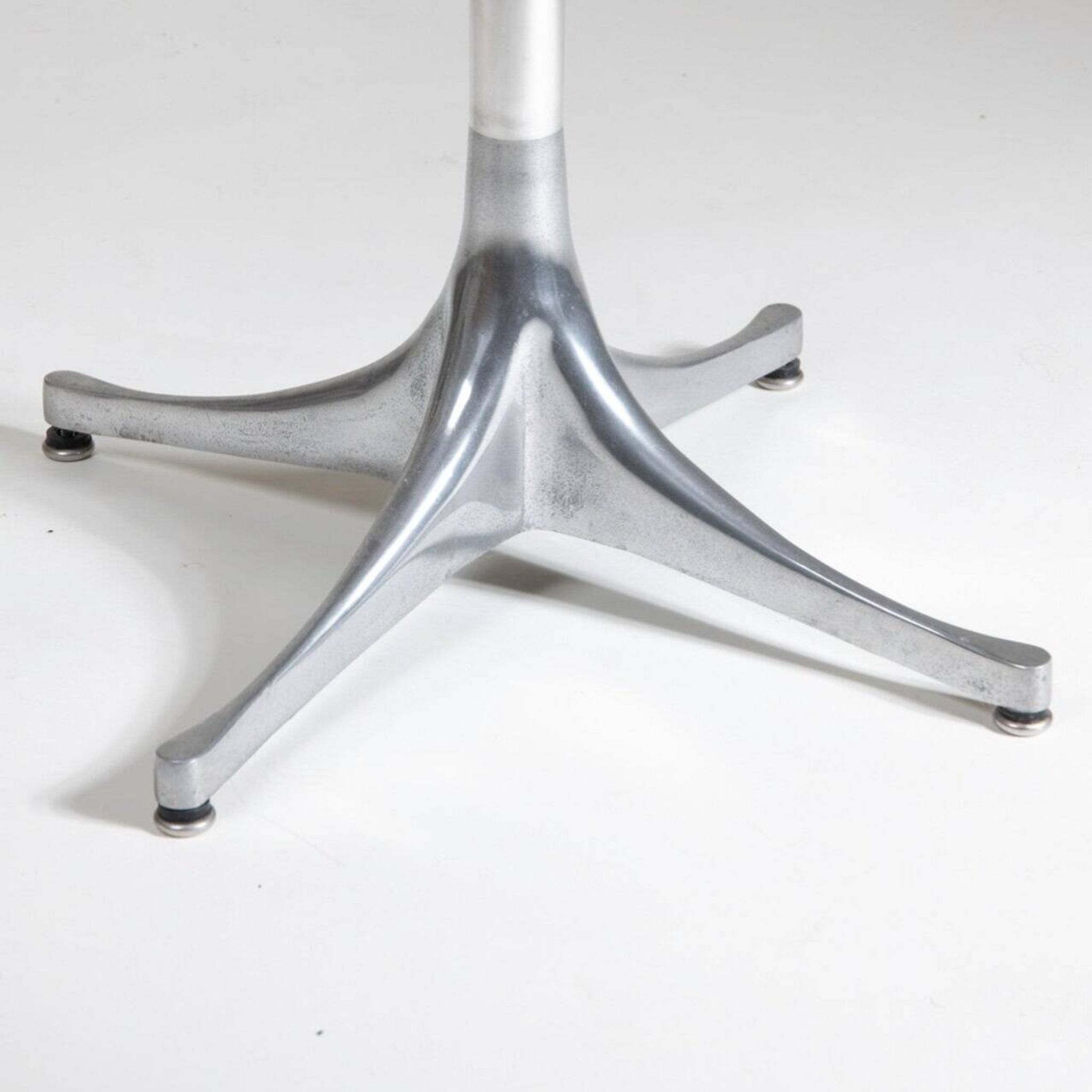 Table basse sur pied par George Nelson pour Herman Miller USA
