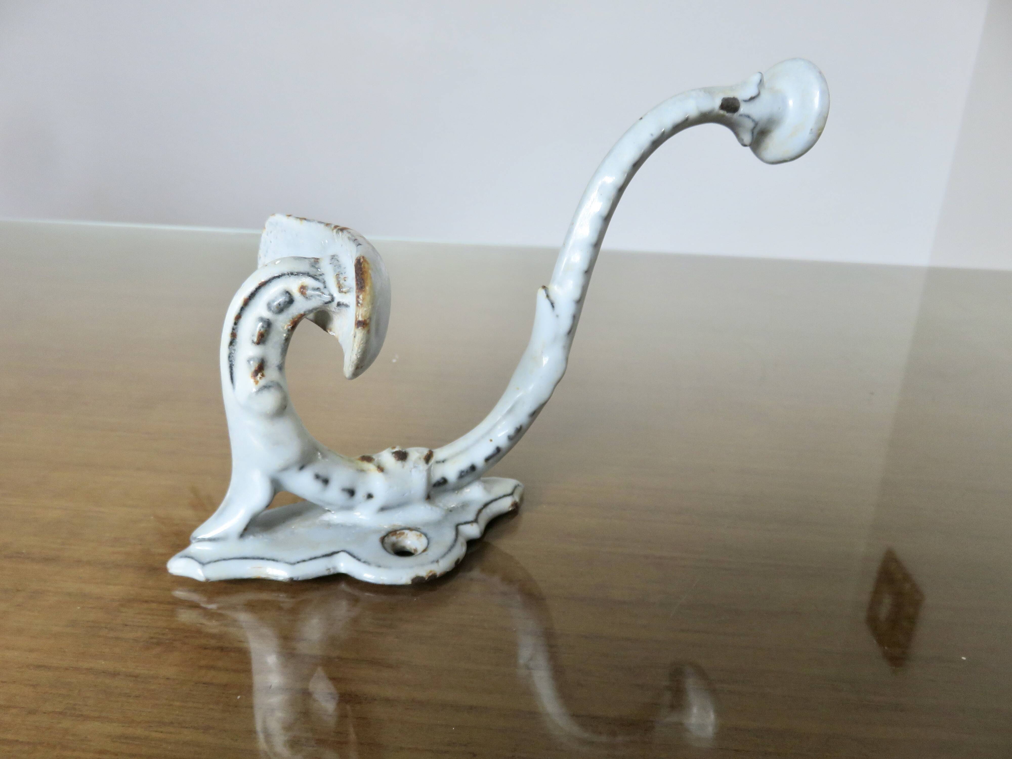 Paire de patères en fonte émaillée, 19ème