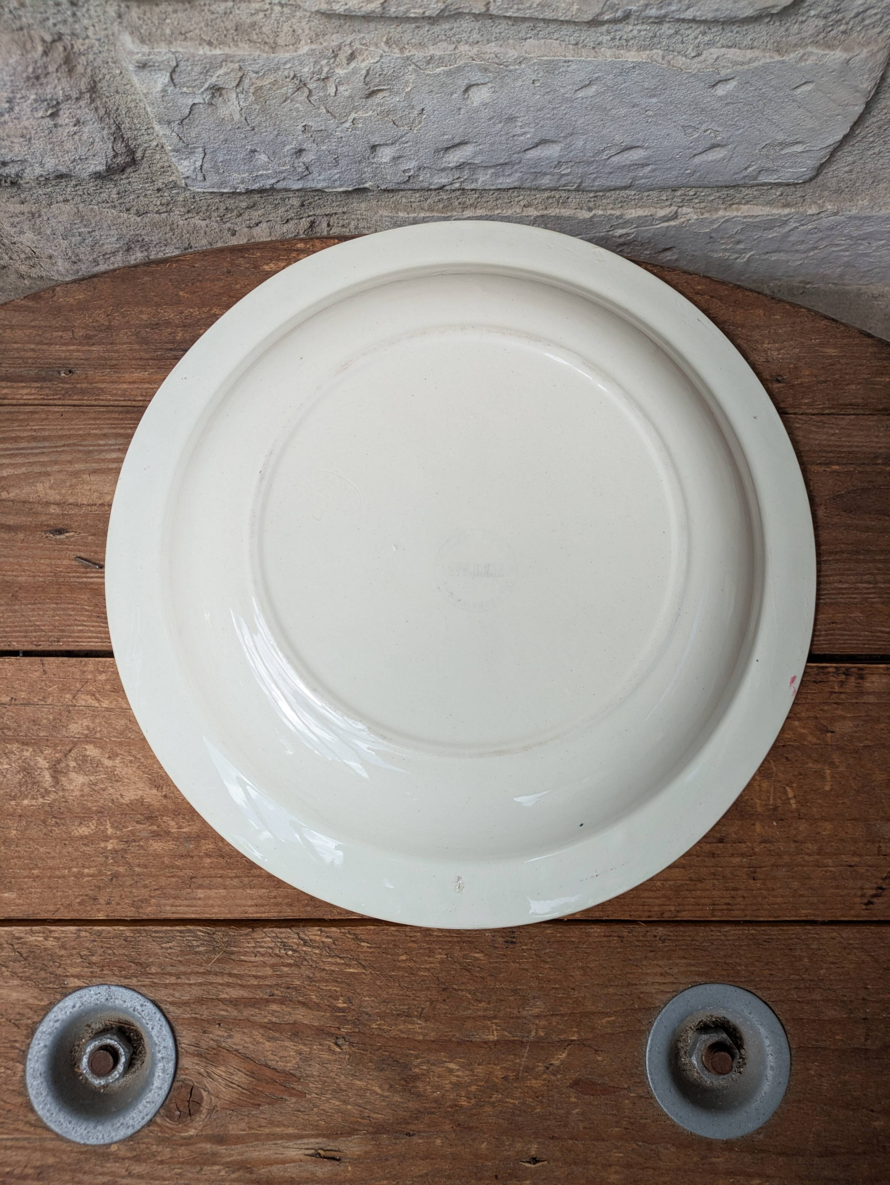 Round hollow serving dish in Salins earthenware model Nénuphar 28.5cm